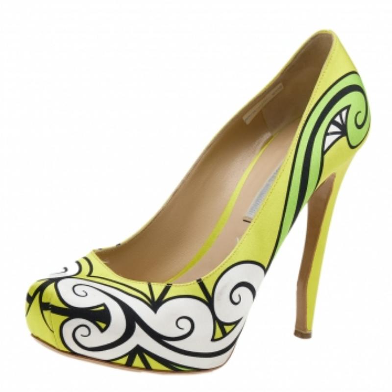 Le collezioni di Nicholas Kirkwood sono una testimonianza dell'estetica opulenta e glamour della Label. Le décolleté sono state realizzate in raso e ornate da stampe intricate su tutta la superficie. I tacchi da 12,5 cm sono supportati da