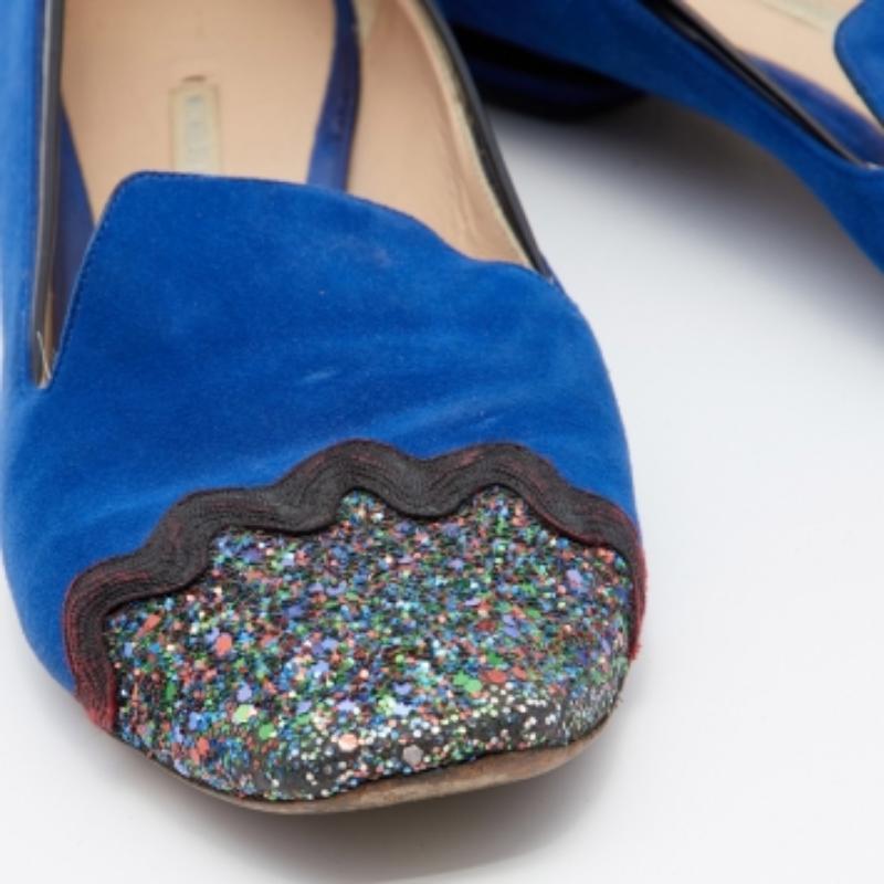 To perfectly complement your attires, Nicholas Kirkwood brings you this pair of smoking slippers. The flats have been crafted from suede and added with patent leather trims and glitter cap toes. These comfortable slippers are a great choice to