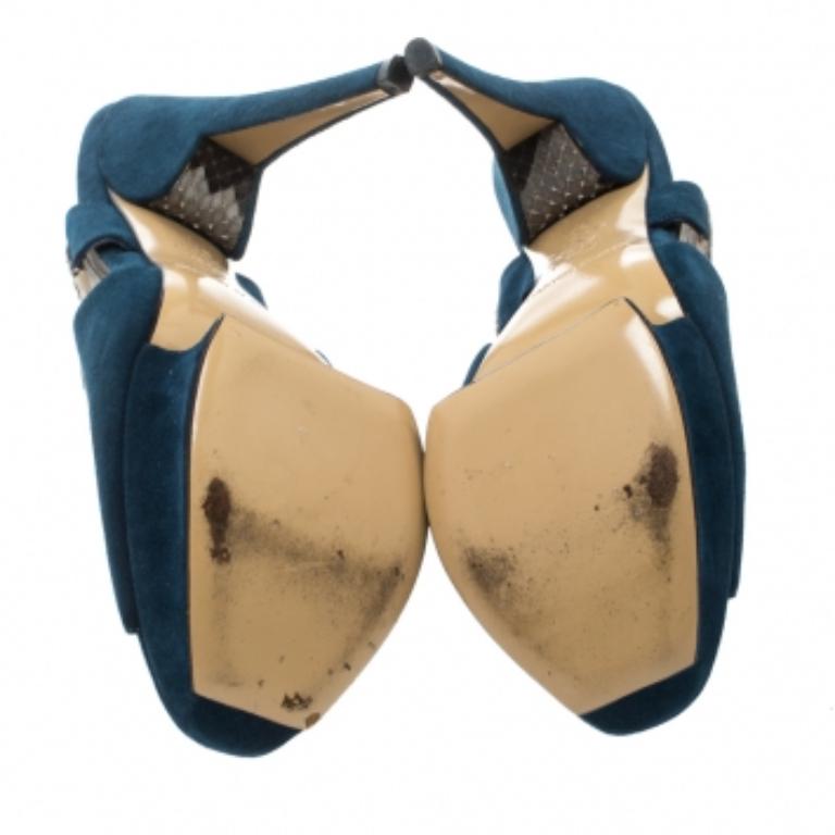 Diese herrlichen Sandalen von Nicholas Kirkwood sind einfach umwerfend! Die Sandalen sind aus Wildleder und Schlangenleder gefertigt und haben eine offene Zehensilhouette. Sie sind mit Cutouts, Slingbacks und 13 cm hohen Absätzen mit Plateausohle