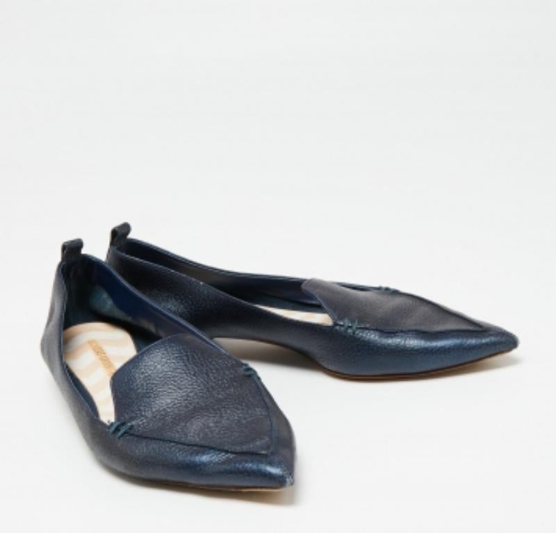 I mocassini Beya riflettono la dedizione di Nicholas Kirkwood a una lavorazione impeccabile. Queste eleganti scarpe slip-on sono realizzate in pelle blu navy e presentano punte appuntite e tacchi bassi ben scolpiti. Questo paio versatile si abbina