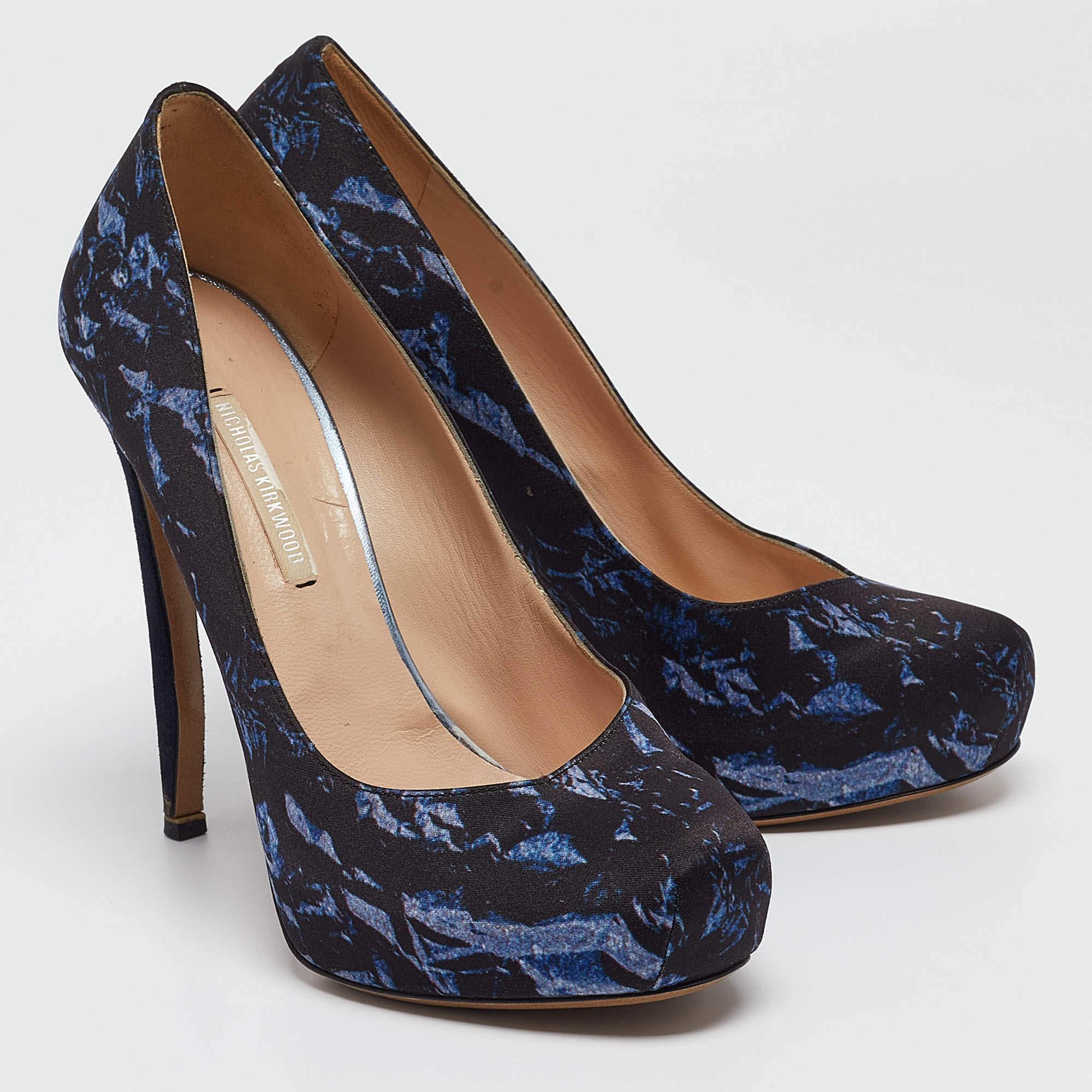Nicholas Kirkwood Navy Blue Print Satin Platform Pumps Size 37.5 In Good Condition For Sale In Dubai, Al Qouz 2