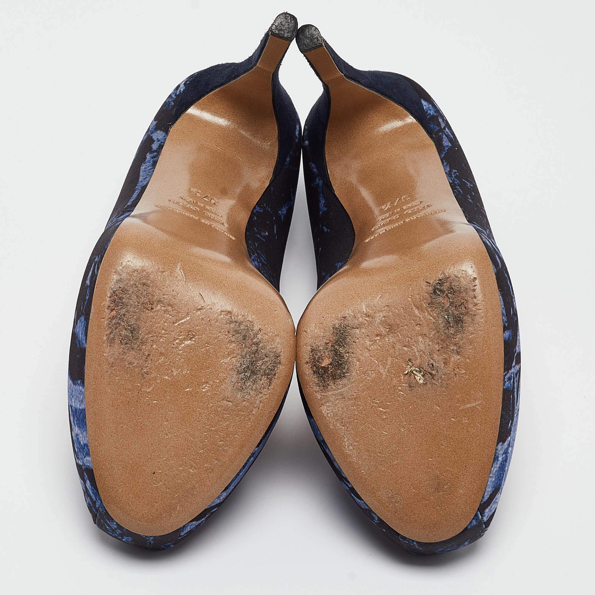 Nicholas Kirkwood Navy Blue Print Satin Platform Pumps Size 37.5 For Sale 1