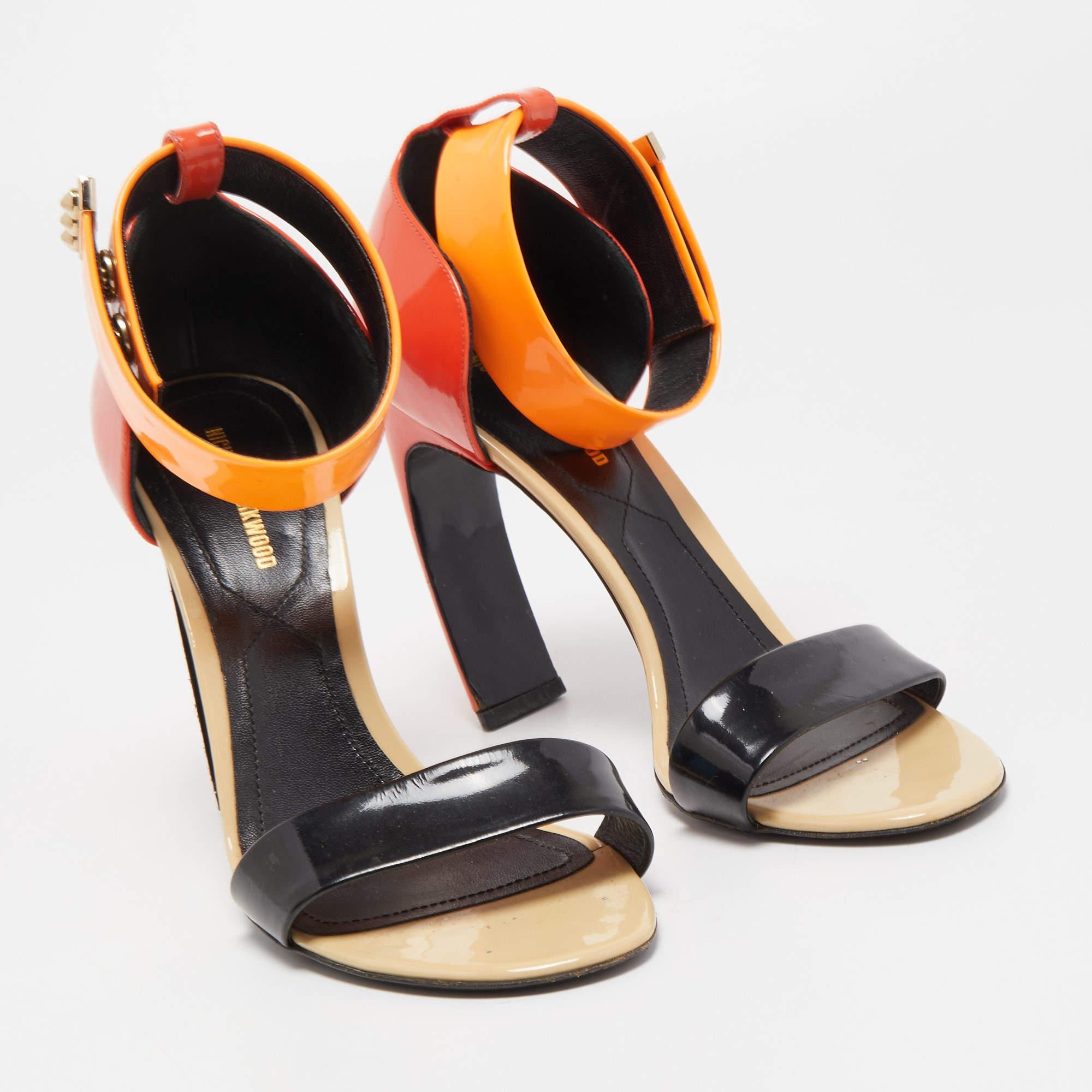 Nicholas Kirkwood Patent Leather Lola Pearl Ankle-Strap Sandals Size 37.5 In Good Condition For Sale In Dubai, Al Qouz 2