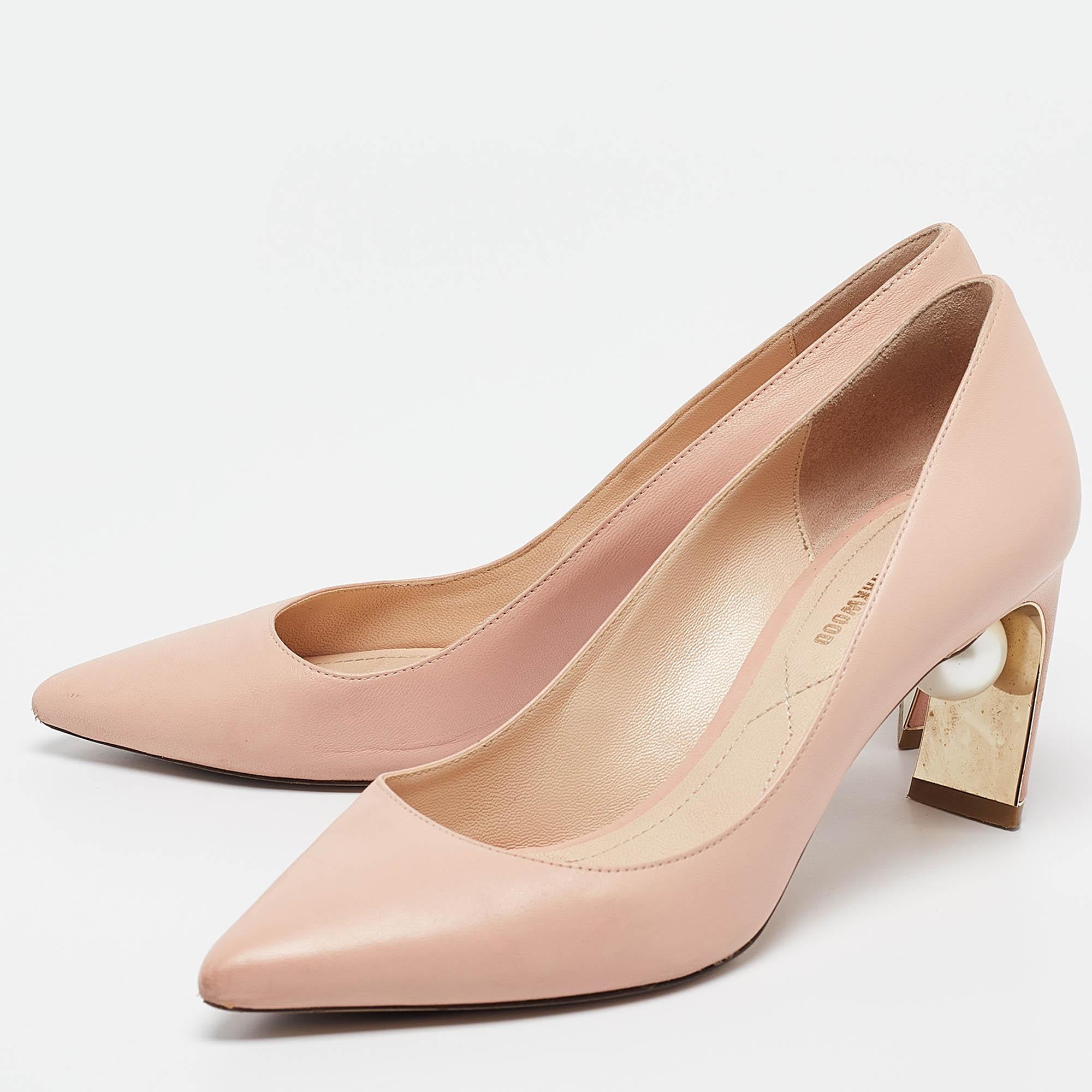 Curvaceous arches a feminine appeal and a well built structure define this set of designer pumps. Coming with comfortable insoles and sleek heels style them with your favorite outfits.