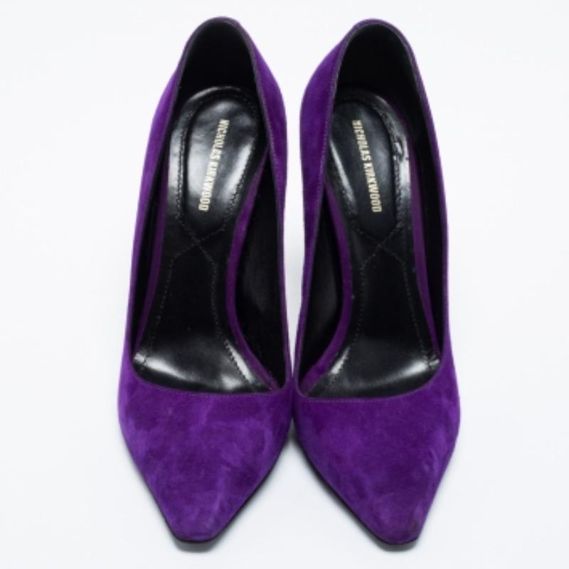 Diese Pumps von Nicholas Kirkwood sind eine gute Wahl, wenn Sie ein Paar suchen, das sowohl stilvoll als auch vielseitig ist. Das Paar ist aus violettem Wildleder gefertigt und hat einen 11 cm hohen Absatz.