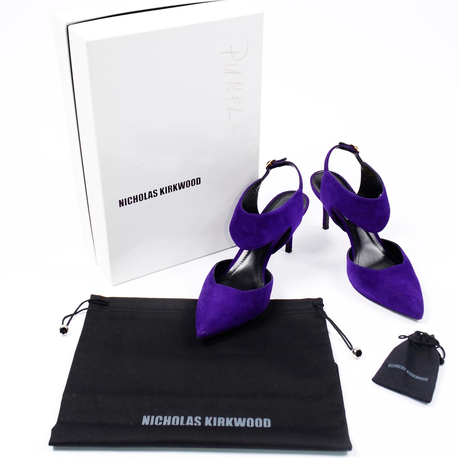 Ces magnifiques talons à bout pointu en cuir velours violet de Nicholas Kirkwood sont dotés d'une bride ajustable à la cheville. Ces chaussures sont accompagnées de leur boîte d'origine, d'un sac à poussière et de talonnettes. Le daim violet est