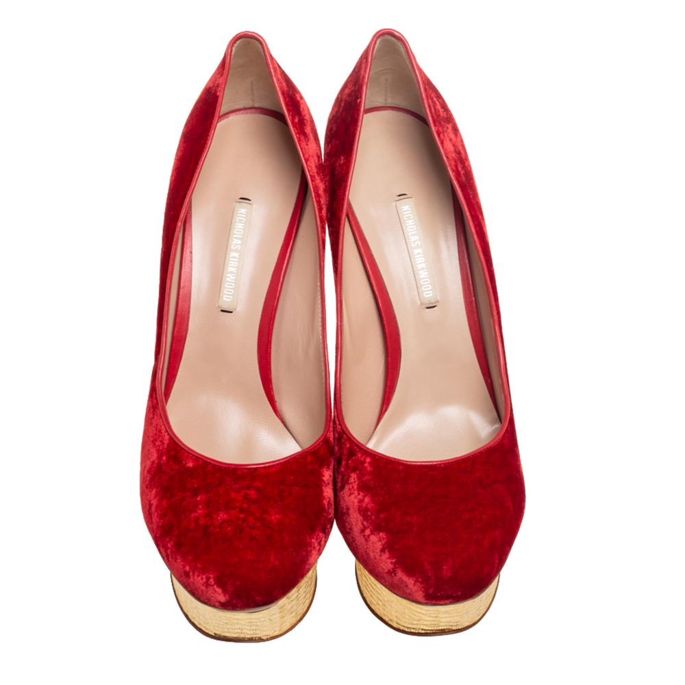 Reach astounding heights in these gorgeous pumps from Nicholas Kirkwood! The red and gold pumps are crafted from plush velvet and have been styled with round toes. They are endowed with comfortable leather insoles and elevated on 14.5 cm stiletto