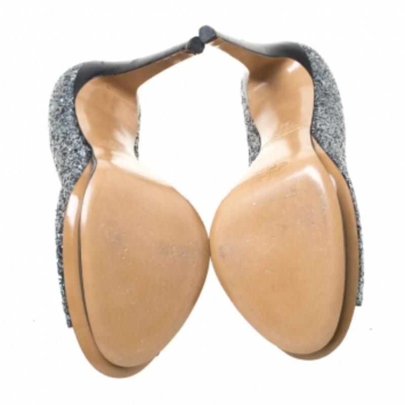 Avec ses paillettes, Nicholas Kirkwood a créé ces escarpins qui attirent tous les regards. Elles sont conçues avec des paillettes argentées, des peep toes et vous soulèvent avec les talons de 13 cm et les plateformes.