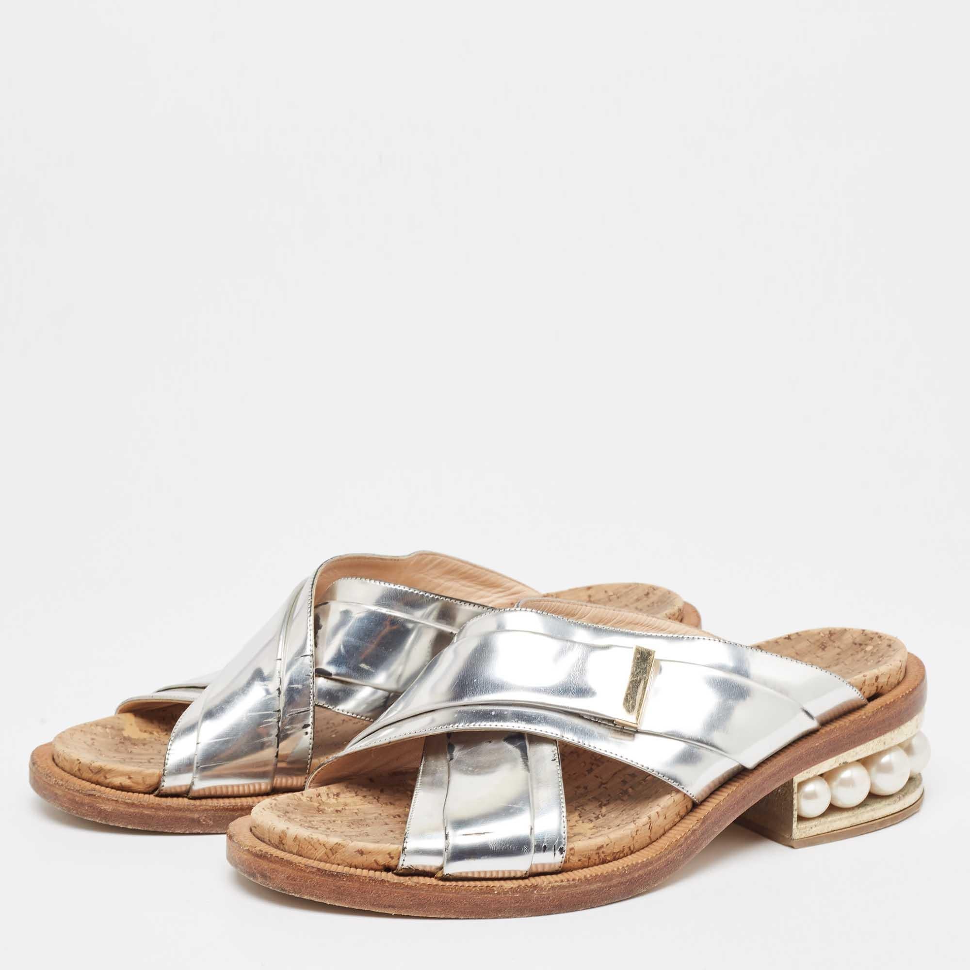These sandals will frame your feet in an elegant manner. Crafted from quality materials they display a classy design and comfortable insoles.
