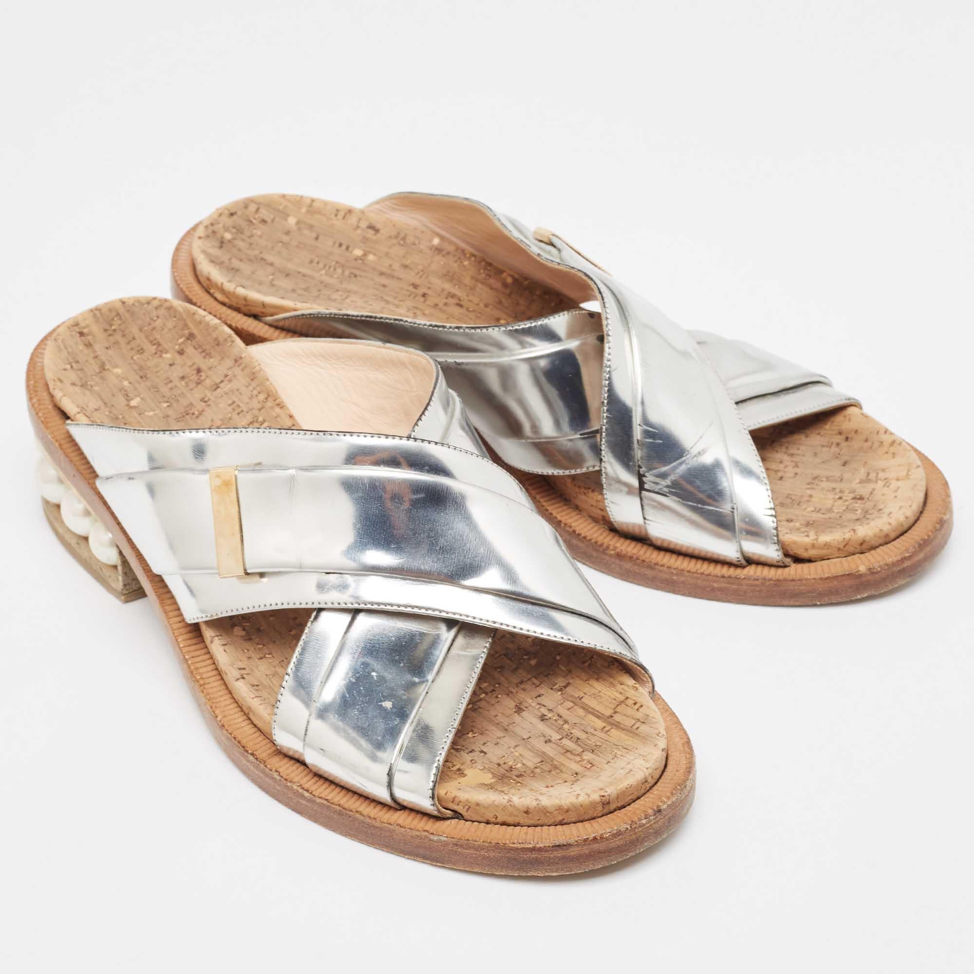 Nicholas Kirkwood Silver Leather Faux Pearl Heel Slide Sandals Size 39 In Fair Condition For Sale In Dubai, Al Qouz 2