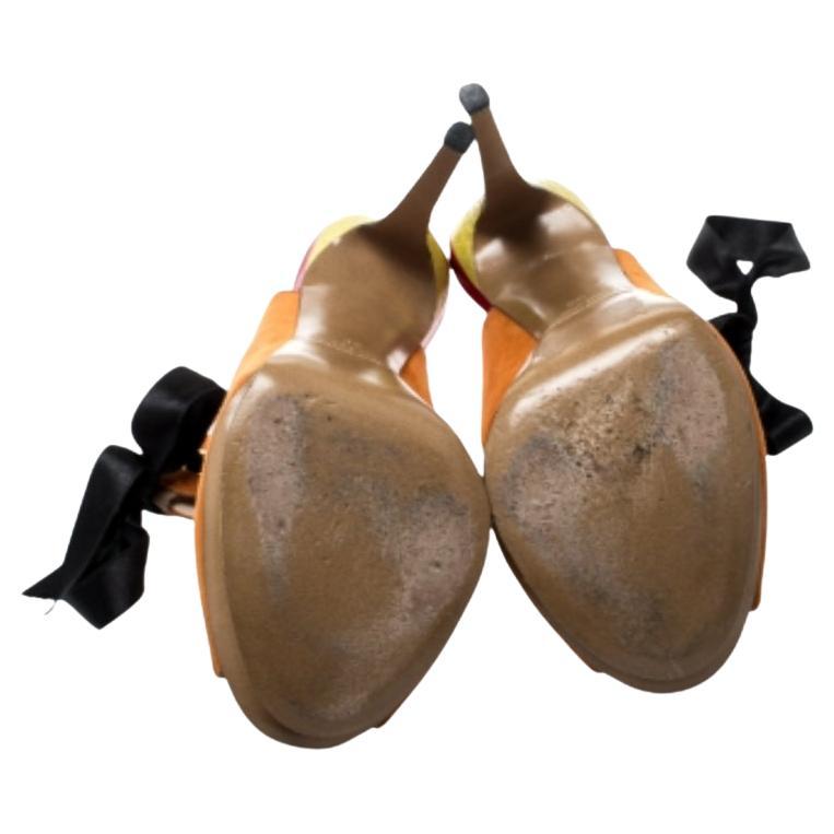 Ces sandales en daim et python vous permettront d'avoir des pieds élégants toute la journée. Restez à la mode lors de votre prochaine soirée avec cette paire intrigante, dotée d'une semelle en cuir ultra confortable et de talons vertigineux.
