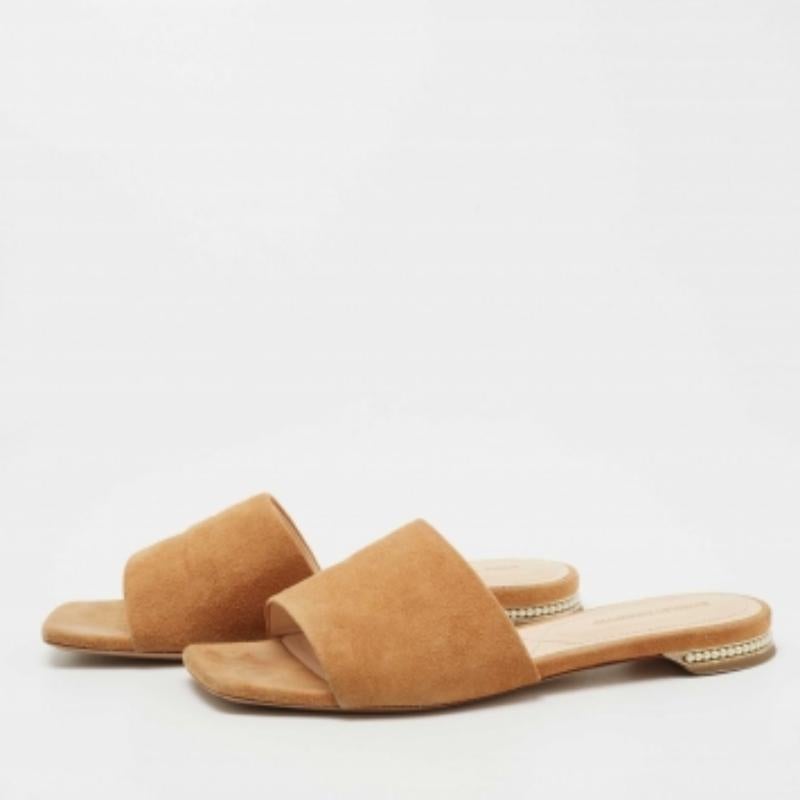 Nicholas Kirkwood is all set to impress you with this stunning pair of flats. Crafted from suede, they feature sturdy soles. This pair of flats will raise your style factor.