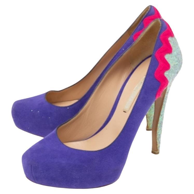 Make a fashion statement with this gorgeous pair of Nicholas Kirkwood pumps that exude high fashion with class! Crafted from suede, this pair comes with round toes and a glitter accents on the counters and heels. Completed with leather insoles,