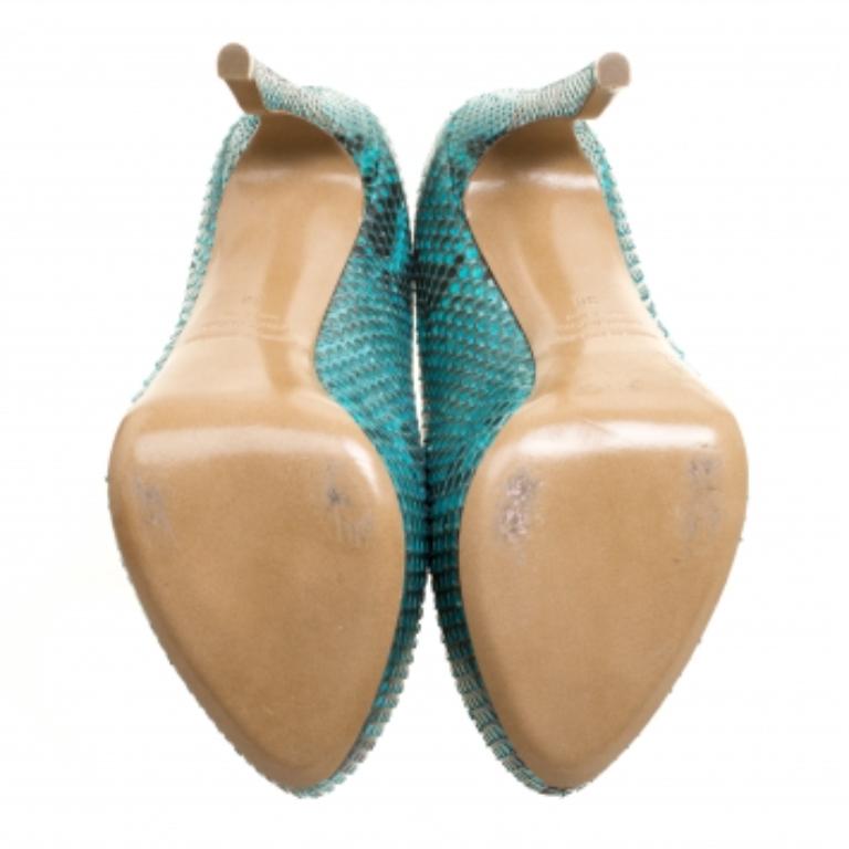 Schick, modern und sehr ausgefallen - mit diesen Pumps von Nicholas Kirkwood stehen Sie im Mittelpunkt und ernten jede Menge Lob. Die zweifarbigen Pumps sind aus Pythonleder gefertigt und haben eine spitze Schuhspitze. Sie verfügen über eine