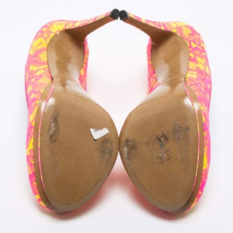 Des arcs courbes, un attrait féminin et une structure bien construite définissent cet ensemble d'escarpins design. Dotées de semelles intérieures confortables et de talons élégants, associez-les à vos tenues préférées.