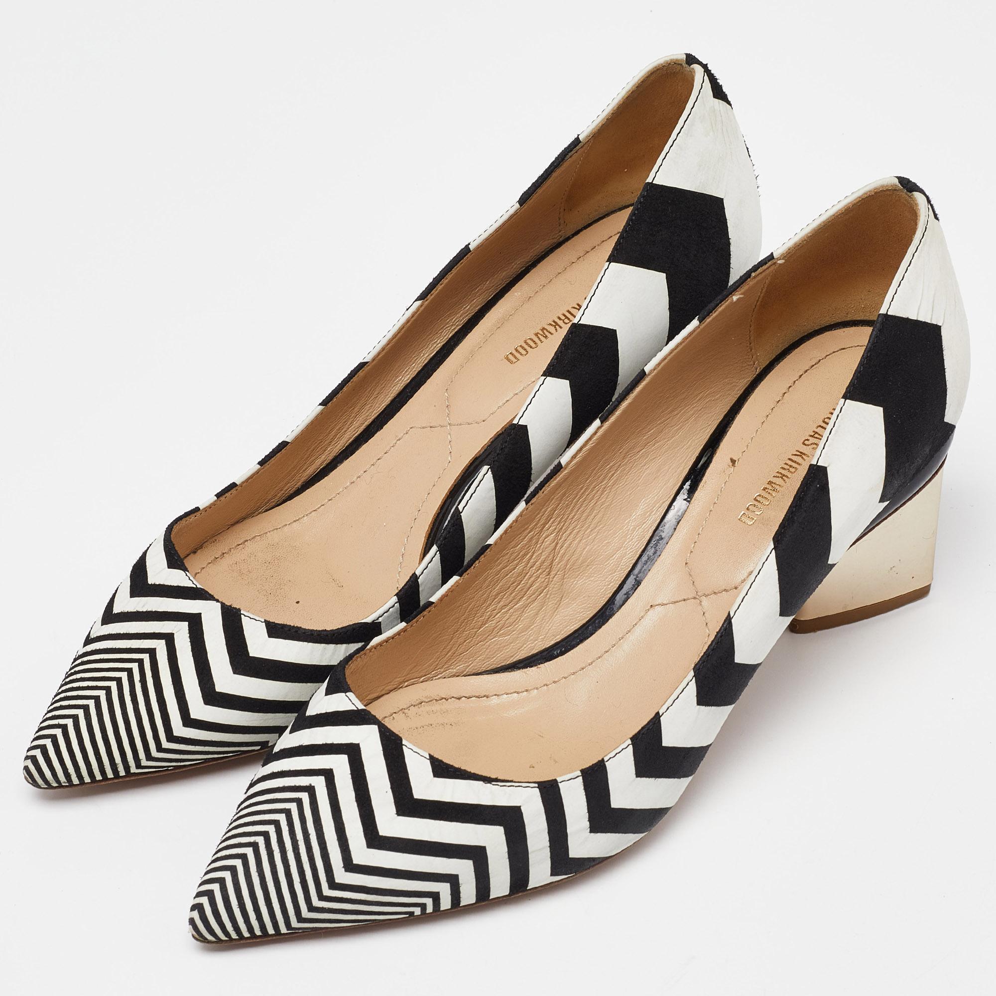 Haz una declaración de estilo chic con estos zapatos de salón de diseño. Presentan tacones robustos y suelas duraderas, ¡perfectos para tus salidas a la moda!