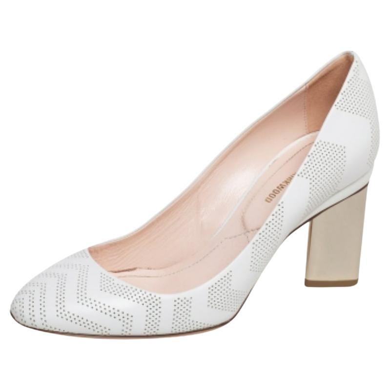 Mit diesen Pumps von Nicholas Kirkwood können Sie bei jedem Schritt stilvoll aussehen. Sie sind eine coole Ergänzung für Ihre Garderobe. Diese weißen Lederpumps mit Perforationen und einem eleganten goldenen Absatz sind bequem genug, um sie den