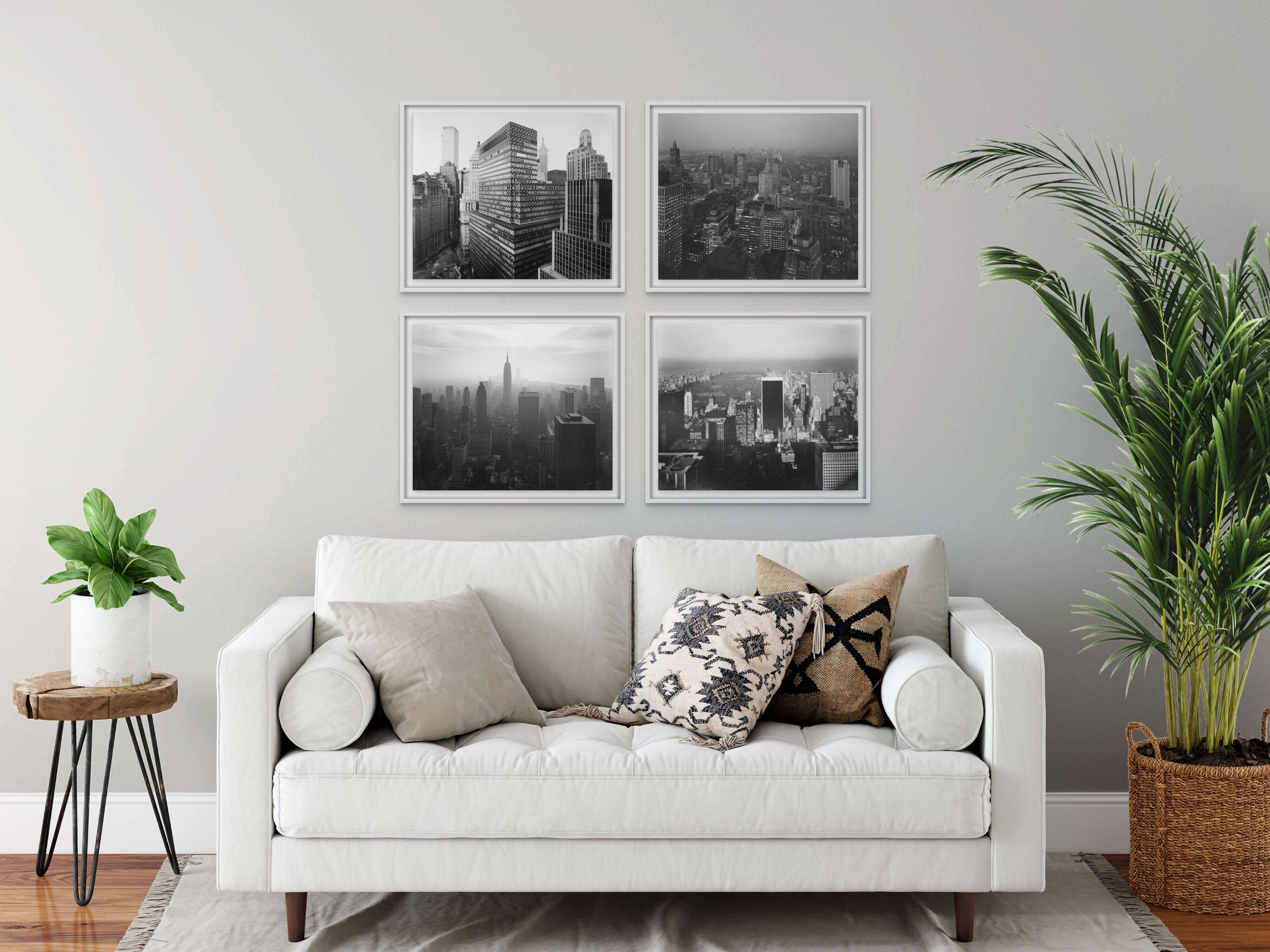 Blick nach Norden von der Pine Street, New York City – Photograph von Nicholas Nixon