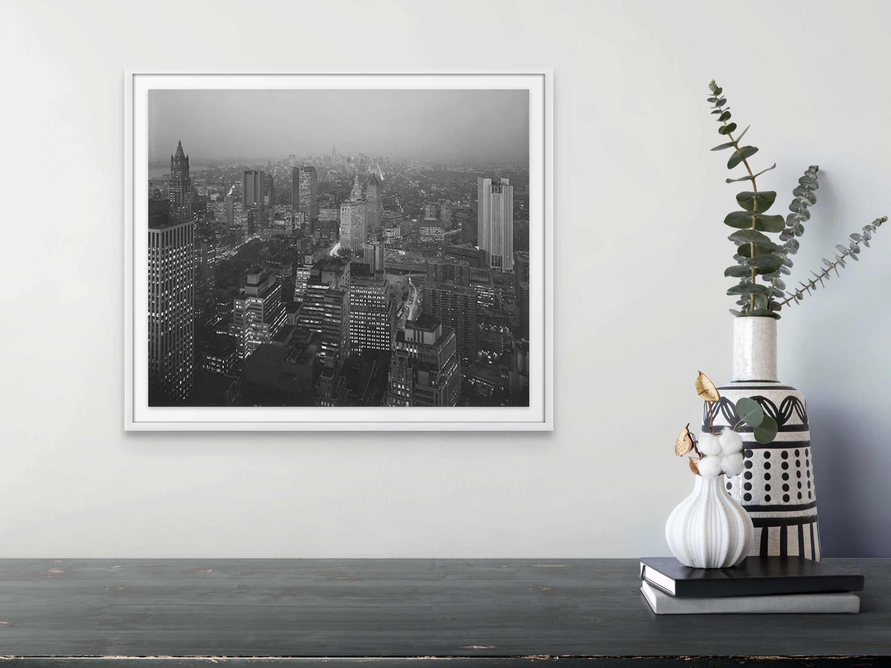 Blick nach Norden von der Pine Street, New York City (Grau), Landscape Photograph, von Nicholas Nixon