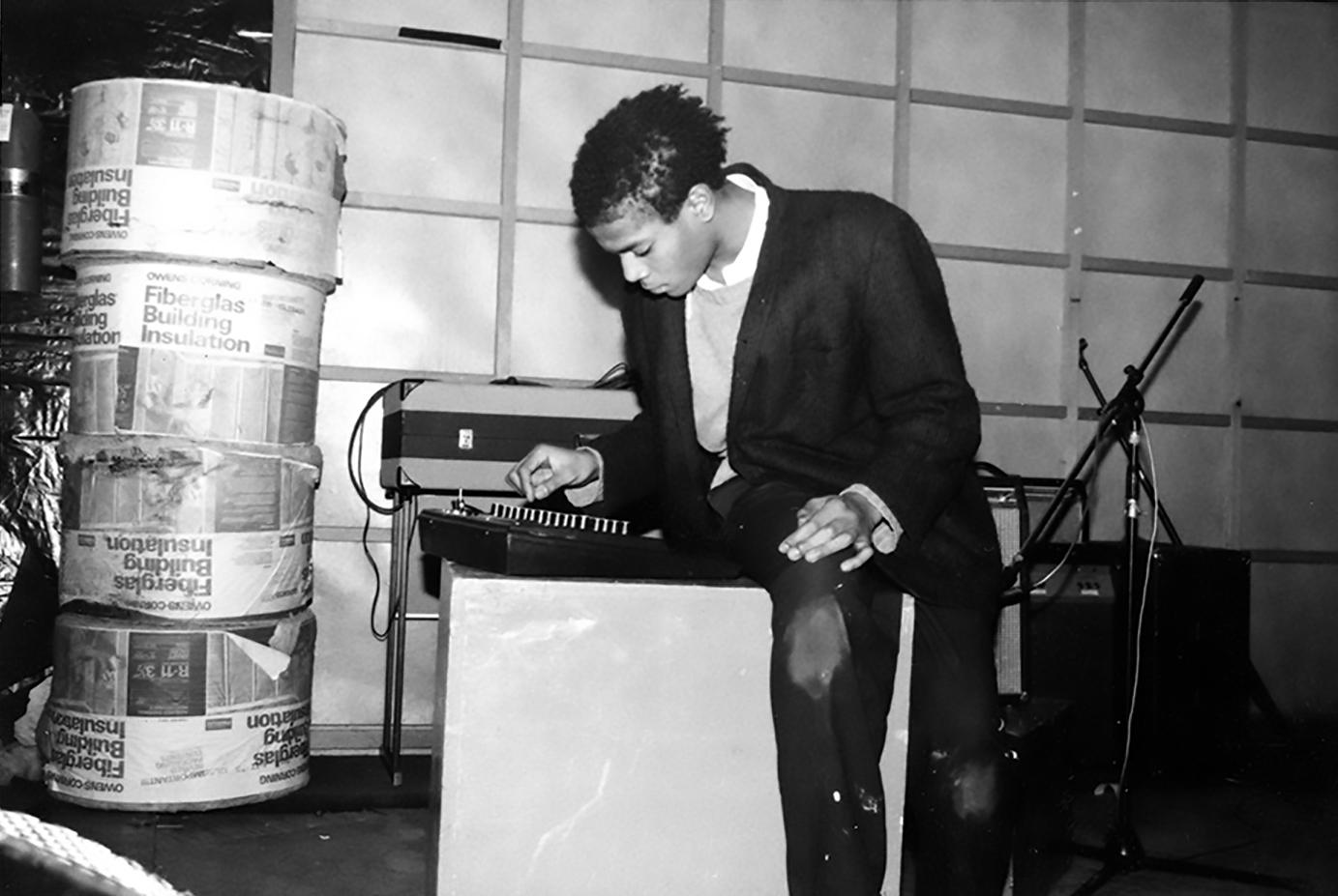 BASQUIAT Fotografía gris 1979 (Basquiat Gris 1979) - Print de Nicholas Taylor