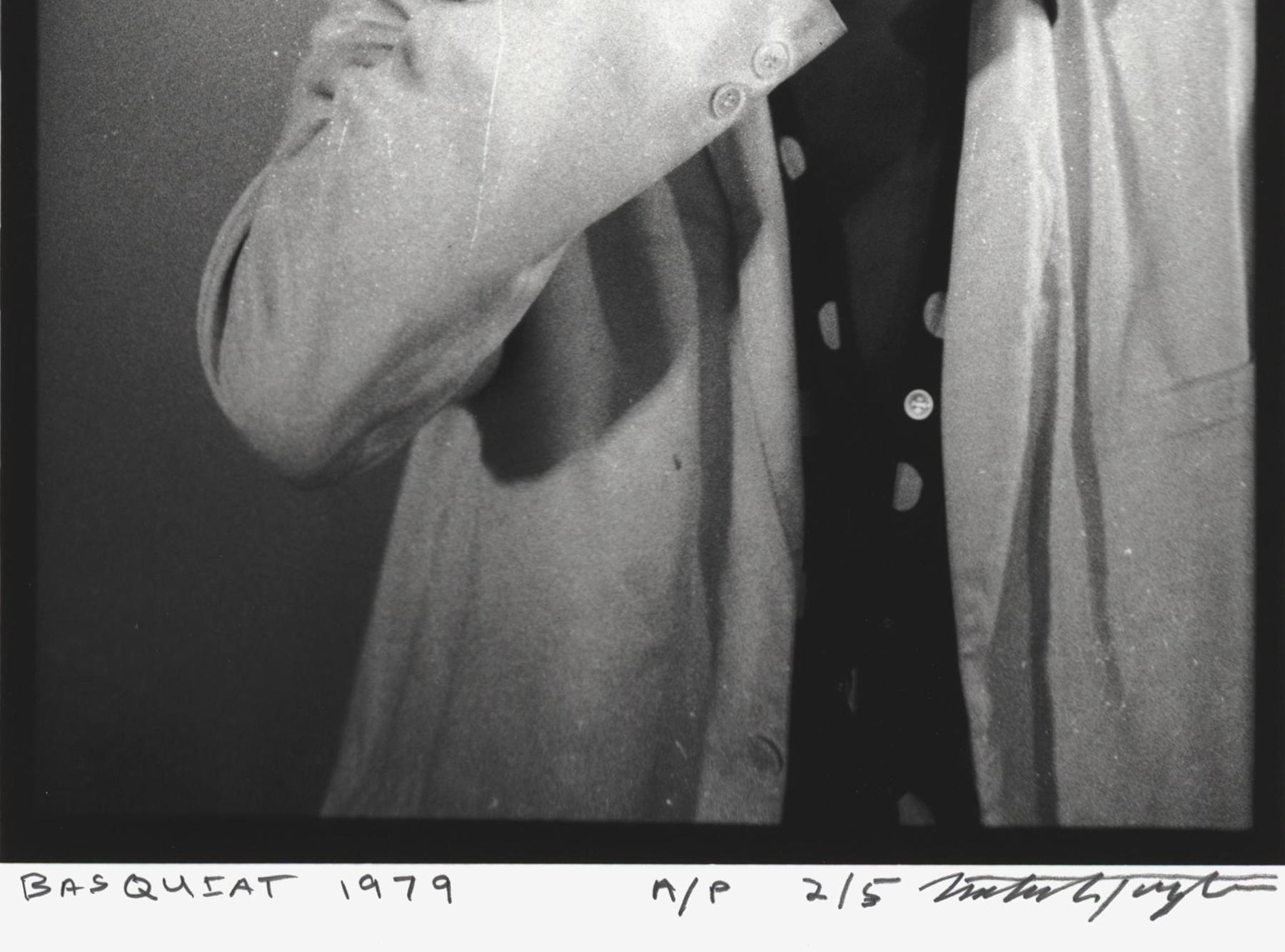 Rare photographie de 1979 de Jean Michel Basquiat
Cette photographie rare de Basquiat provient du portfolio bien documenté de Nicholas Taylor qui explore son amitié avec Jean-Michel Basquiat - une amitié qui a débuté lorsque les deux hommes ont