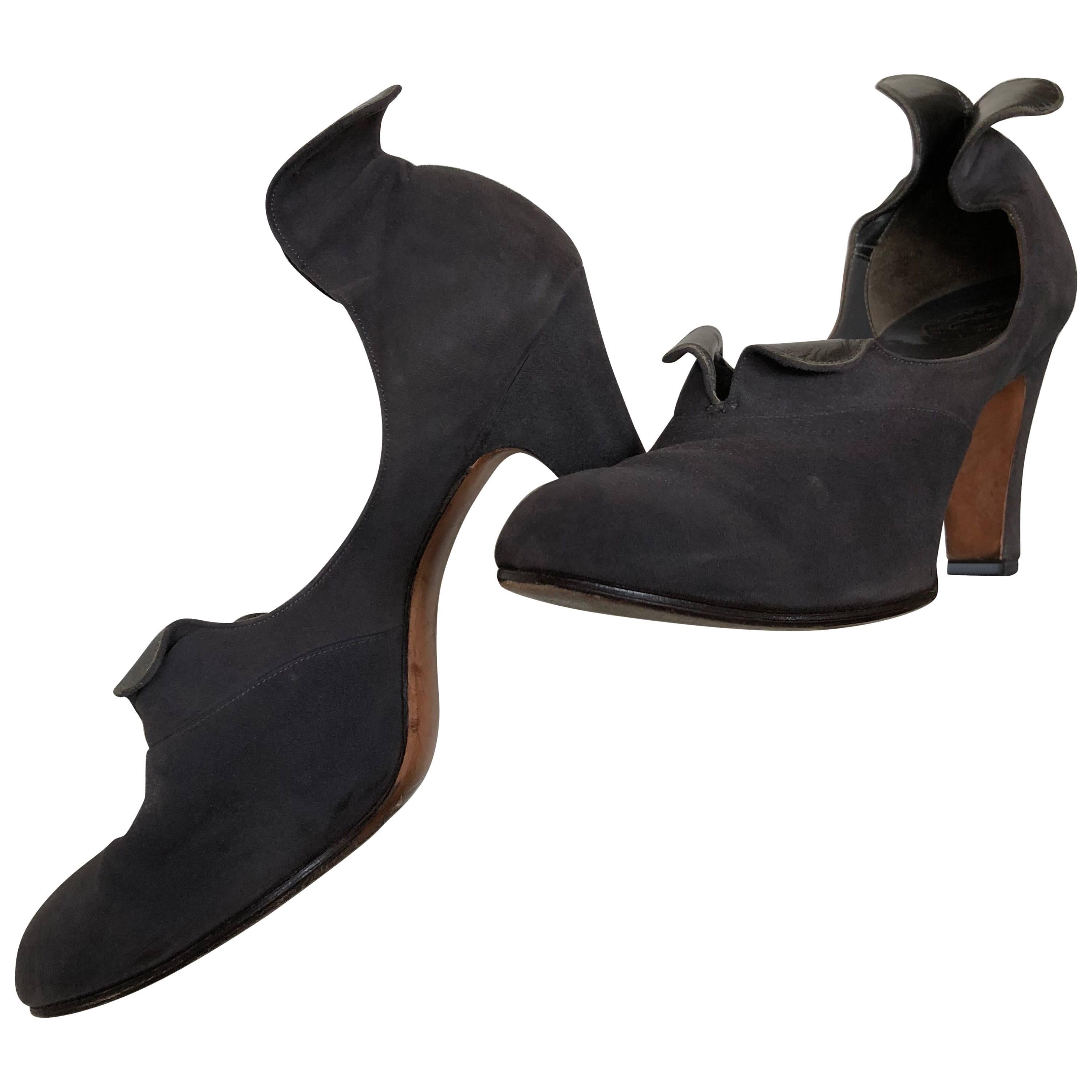 Nicholas Ungar Scarpe d'Orsay in pelle scamosciata con design scultoreo a linguetta arrotolata, anni '40