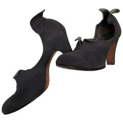 Nicholas Ungar Scarpe d'Orsay in pelle scamosciata con design scultoreo a linguetta arrotolata, anni '40