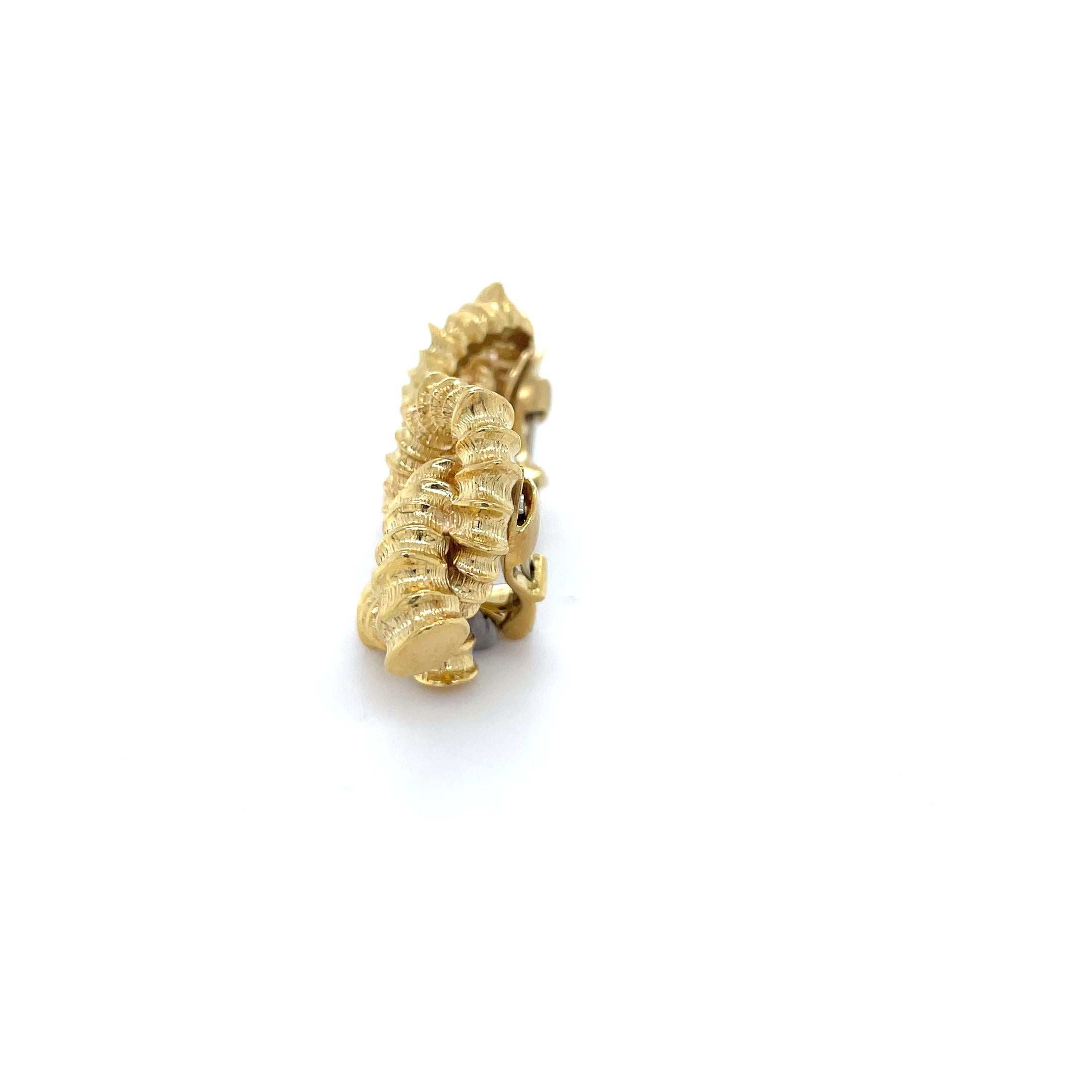 These playful earrings by designer Nicholas Varney, are beautifully made with imense attention to detail. In a ridged knot design, these are perfect for an everyday look or can be dressed up!

Gross weight: 37.15 grams
Stamp: N. VARNEY