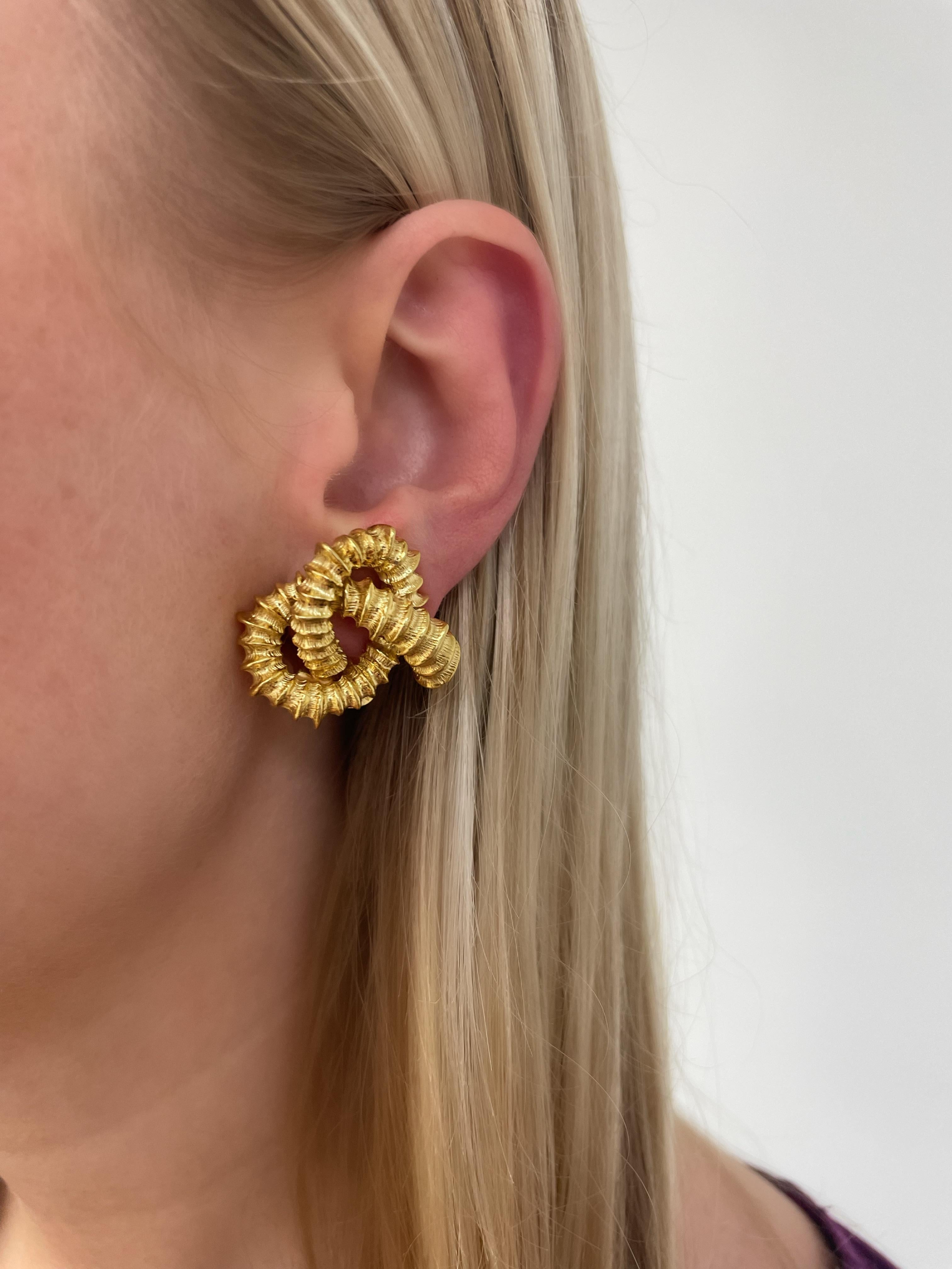 Nicholas Varney, 18K Yellow Gold Earrings In Excellent Condition For Sale In Chicago, IL