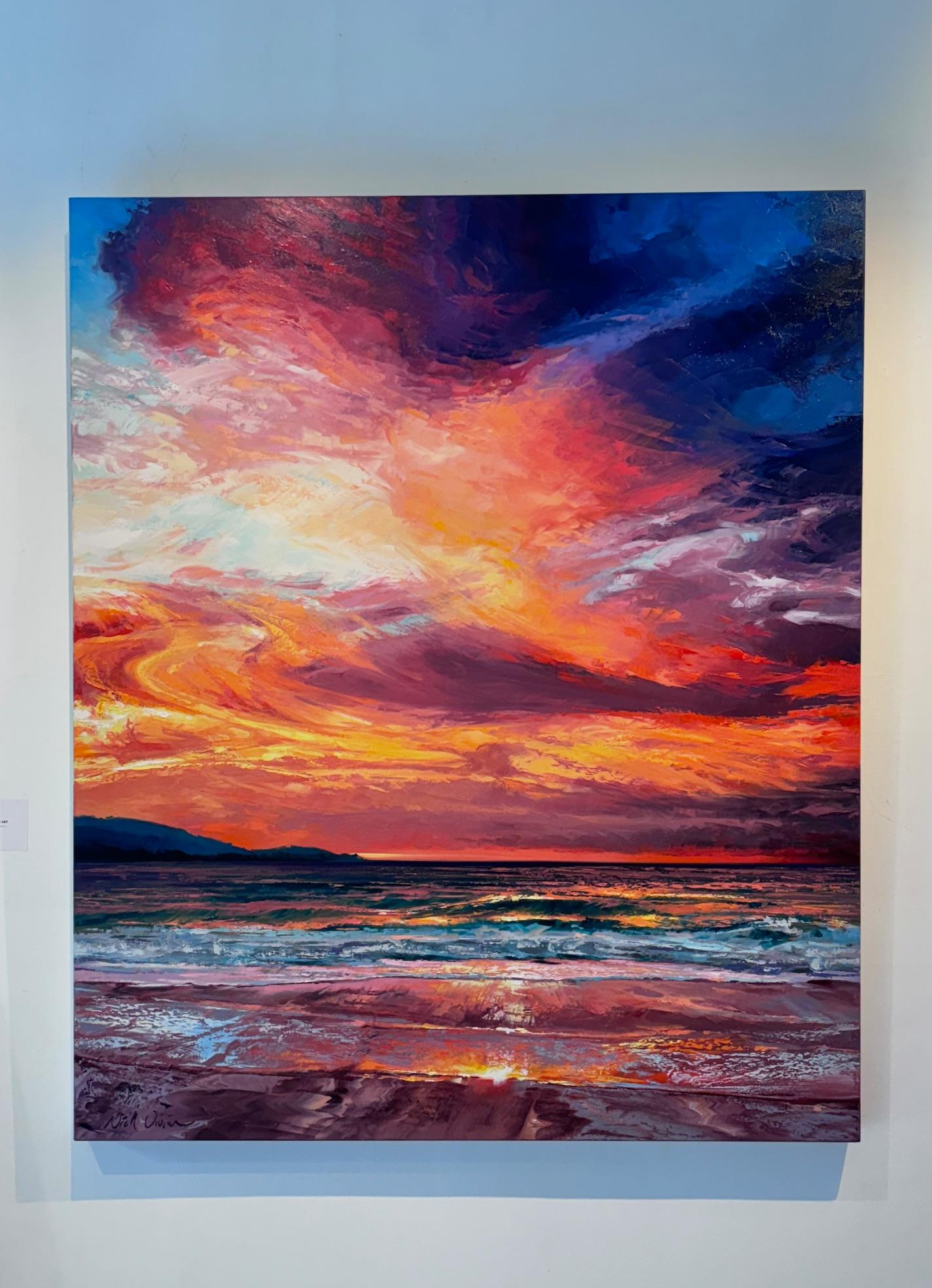 Dieses außergewöhnliche Kunstwerk ist derzeit in der Signet Contemporary Art Gallery und online ausgestellt und zu verkaufen.

Evening Breeze fängt den Horizont in seiner filmischsten Form ein - das Meer wird von Flammen geküsst, der Himmel ist