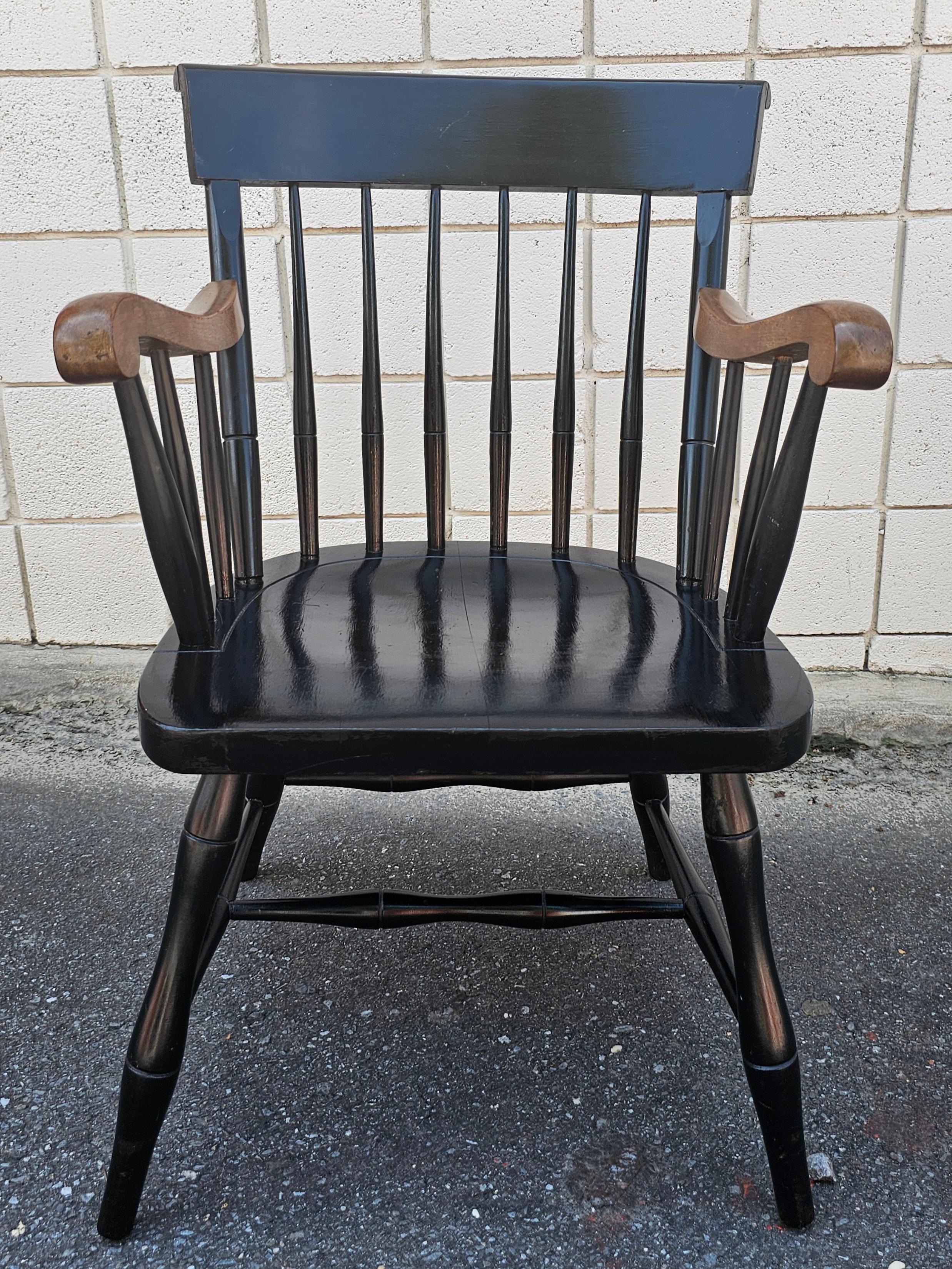 Nichols and Stone Windsor-Sessel aus ebonisiertem Ahornholz und Stein, 20. Jahrhundert (Moderne der Mitte des Jahrhunderts) im Angebot