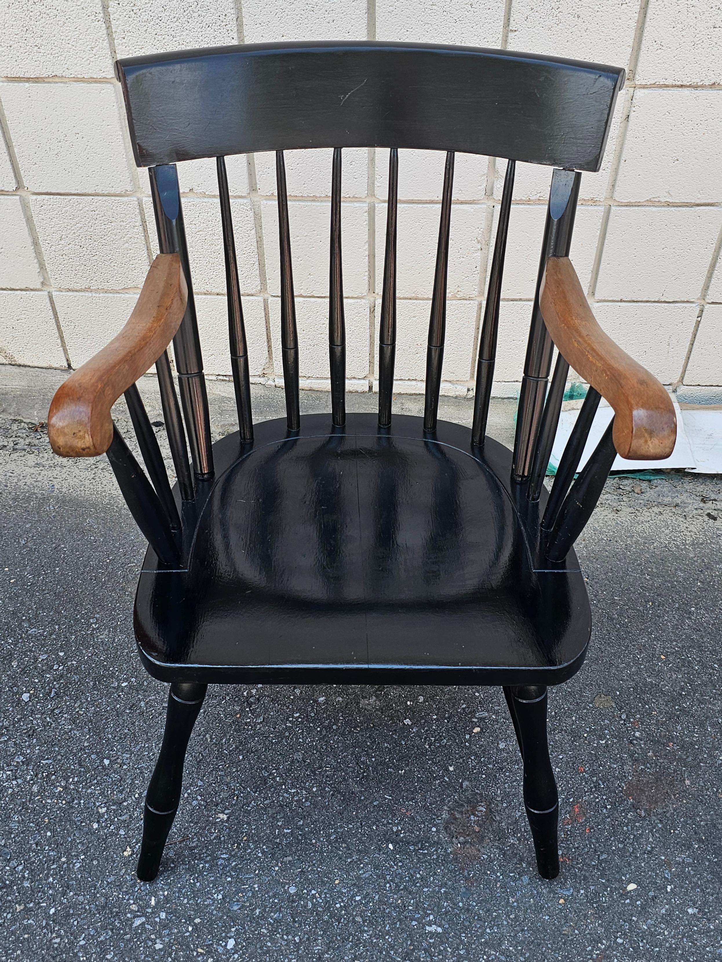 Nichols and Stone Windsor-Sessel aus ebonisiertem Ahornholz und Stein, 20. Jahrhundert im Zustand „Gut“ im Angebot in Germantown, MD