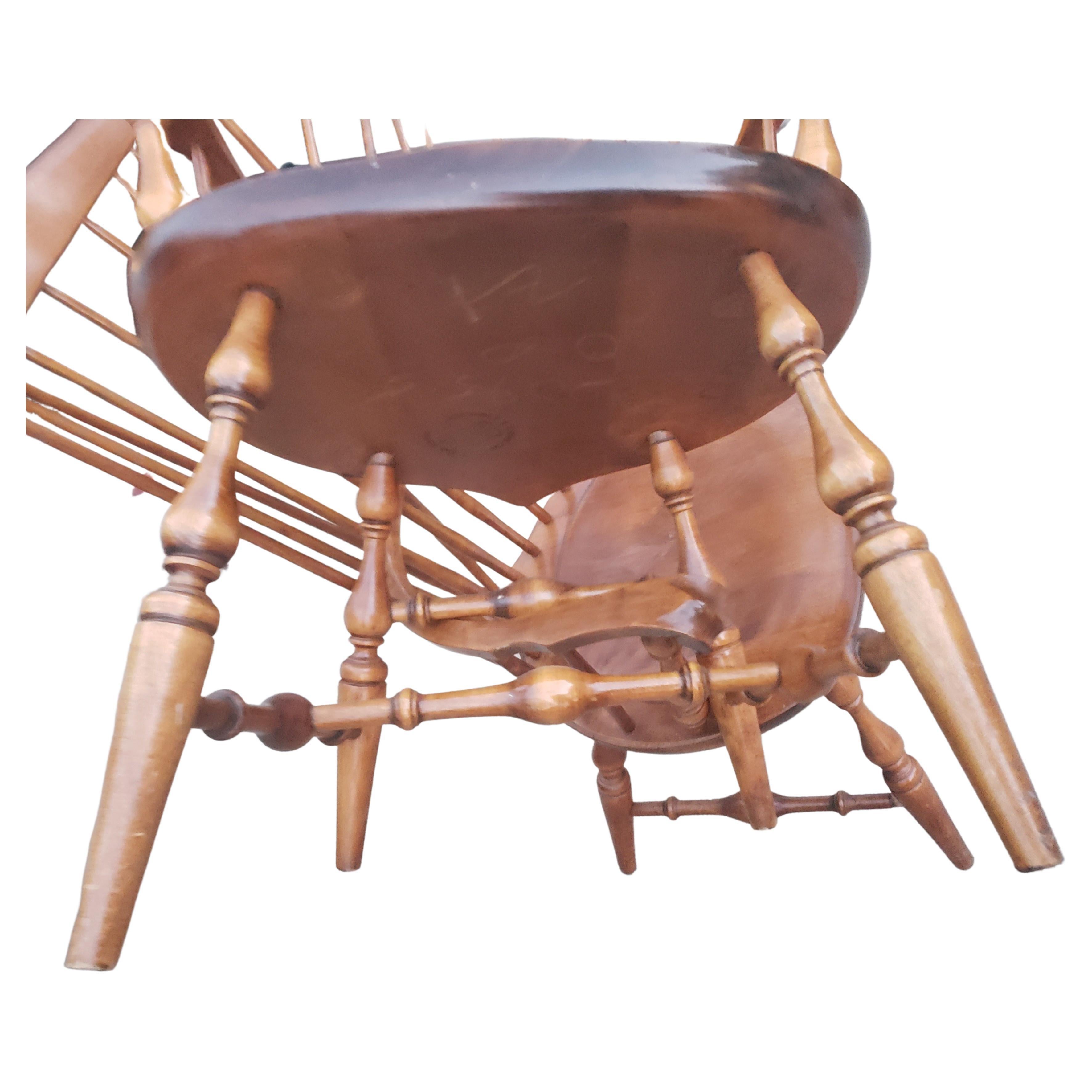 Chaises windsor Nichols & Stone en pin ancien et érable, Circa 1960s. Comprend des coussins de siège. Chaises et coussins en excellent état vintage.
Mesure 24,5