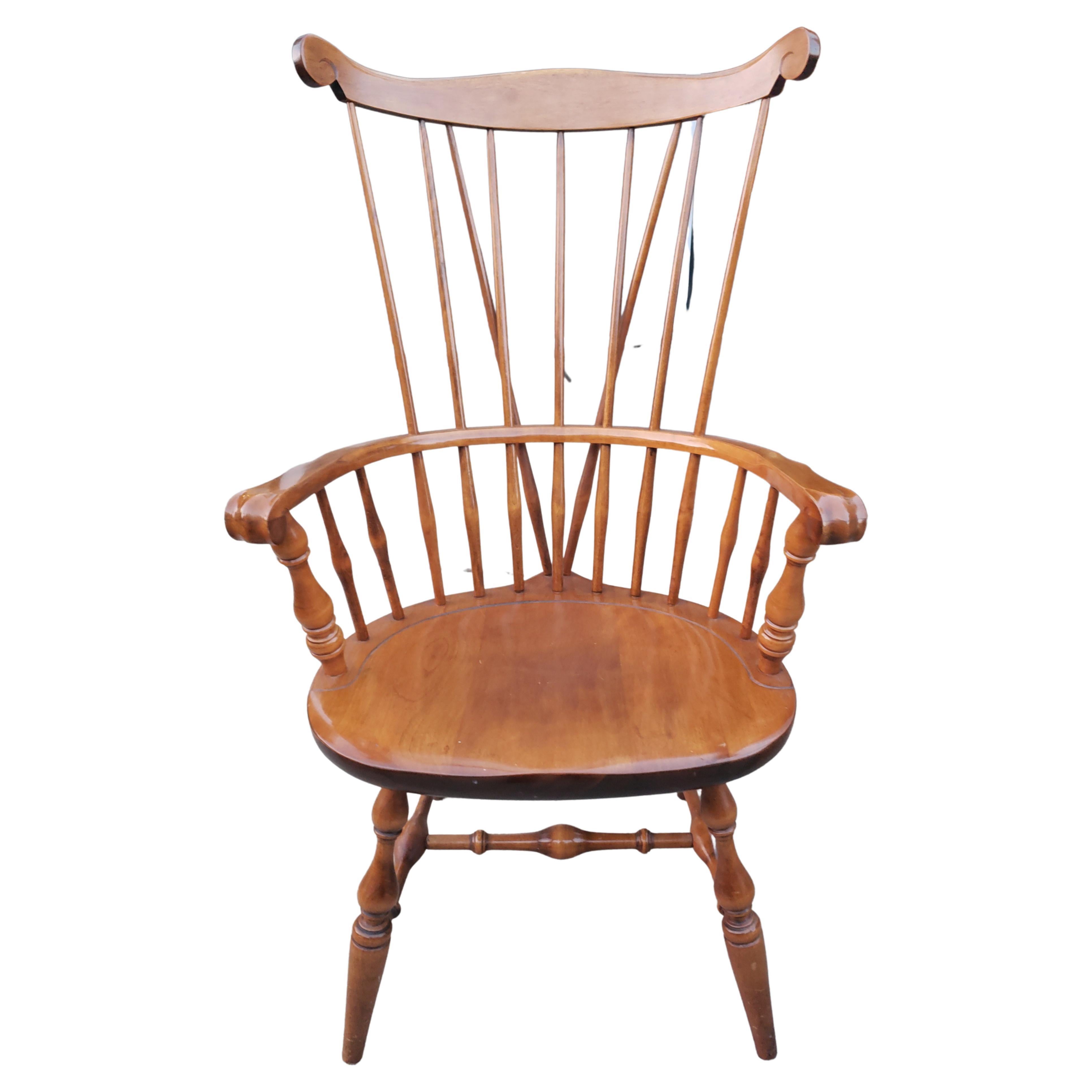 Mid-Century Modern Paire de fauteuils à dossier Windsor en érable massif et finition vieux pin, Nichols & Stone en vente