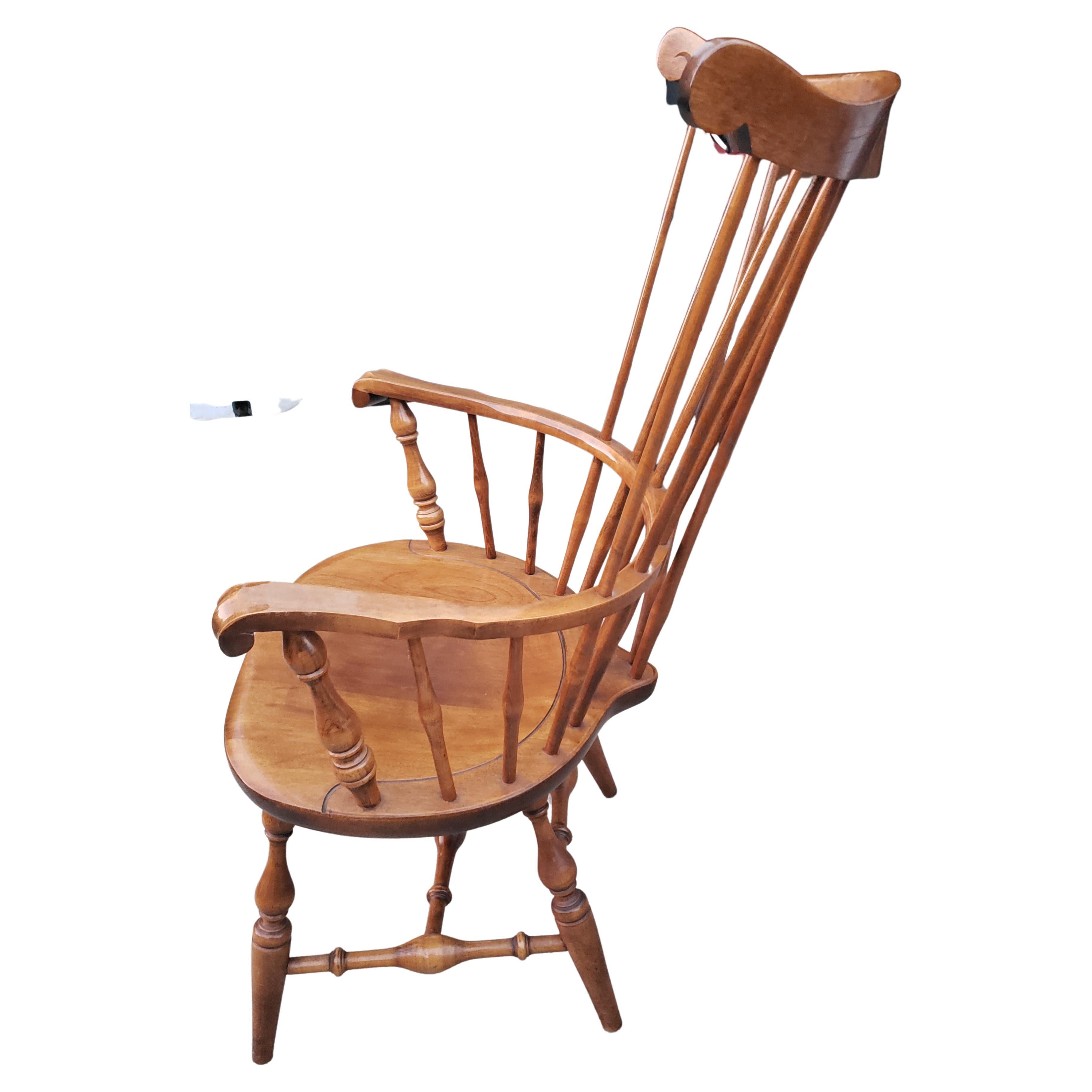 Américain Paire de fauteuils à dossier Windsor en érable massif et finition vieux pin, Nichols & Stone en vente