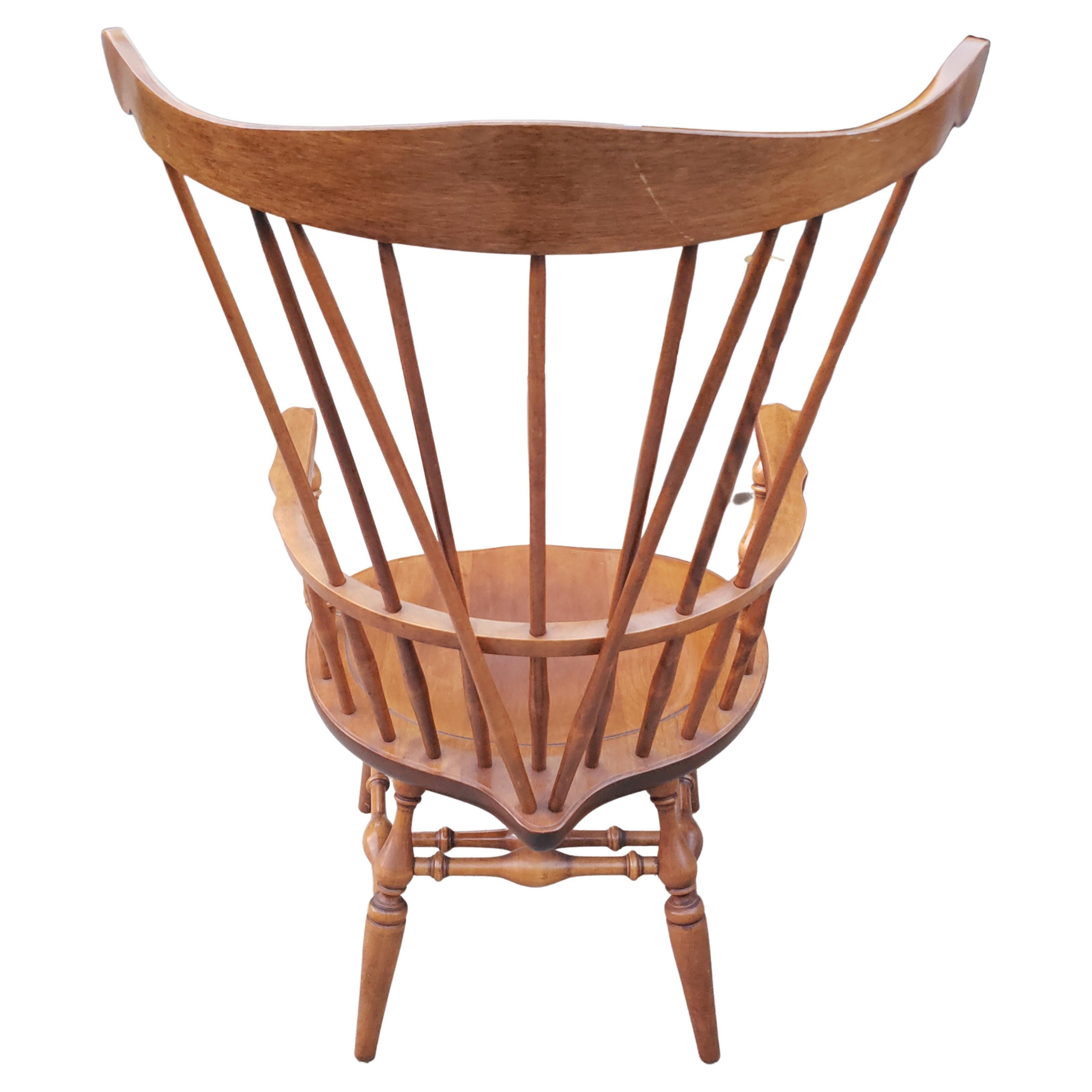 Travail du bois Paire de fauteuils à dossier Windsor en érable massif et finition vieux pin, Nichols & Stone en vente