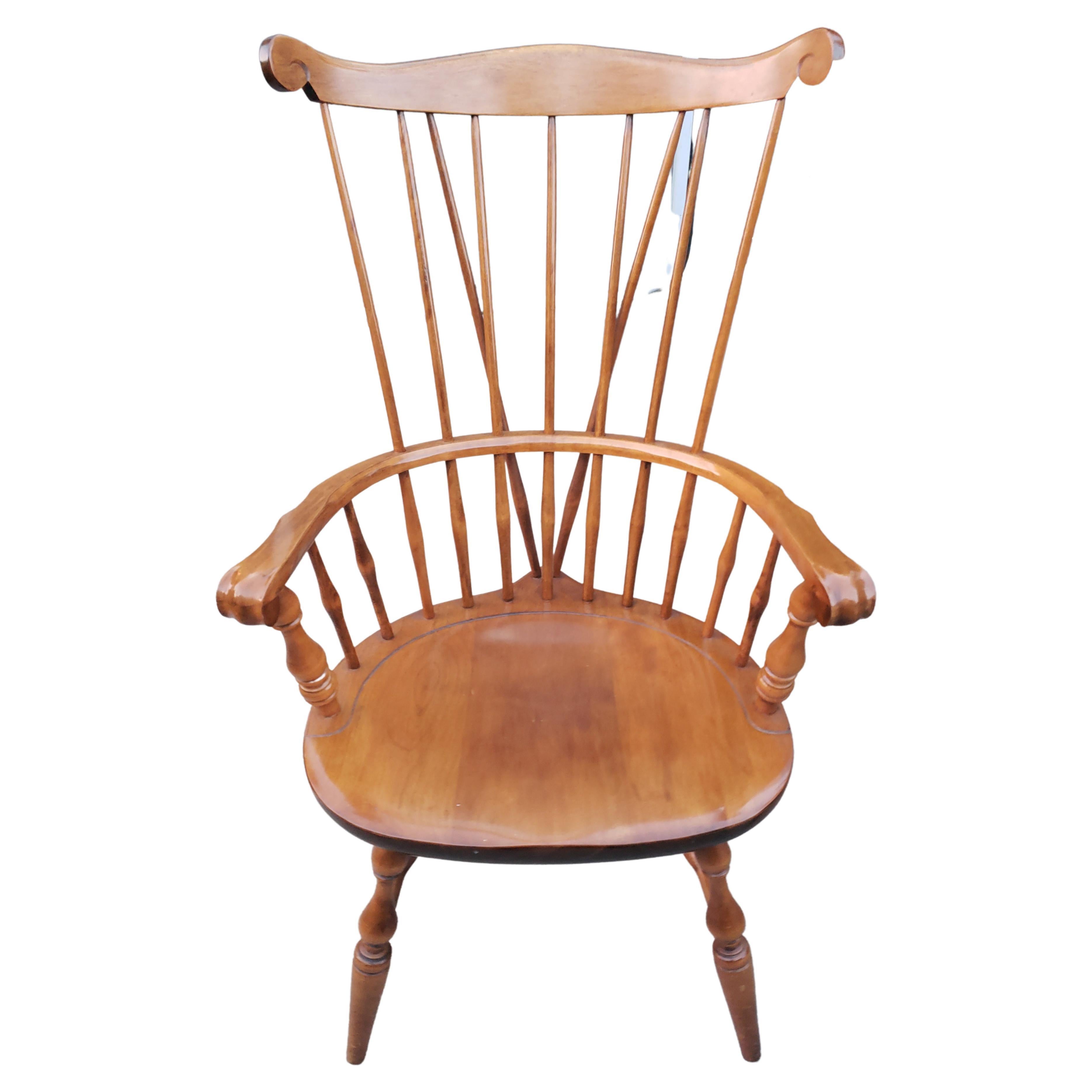 Paire de fauteuils à dossier Windsor en érable massif et finition vieux pin, Nichols & Stone Bon état - En vente à Germantown, MD