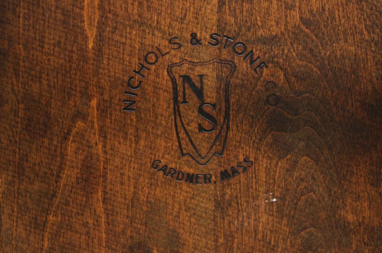 Colonial américain Paire de fauteuils Windsor colonial à dossier arqué en bois d'érable rocheux Nichols & Stone en vente