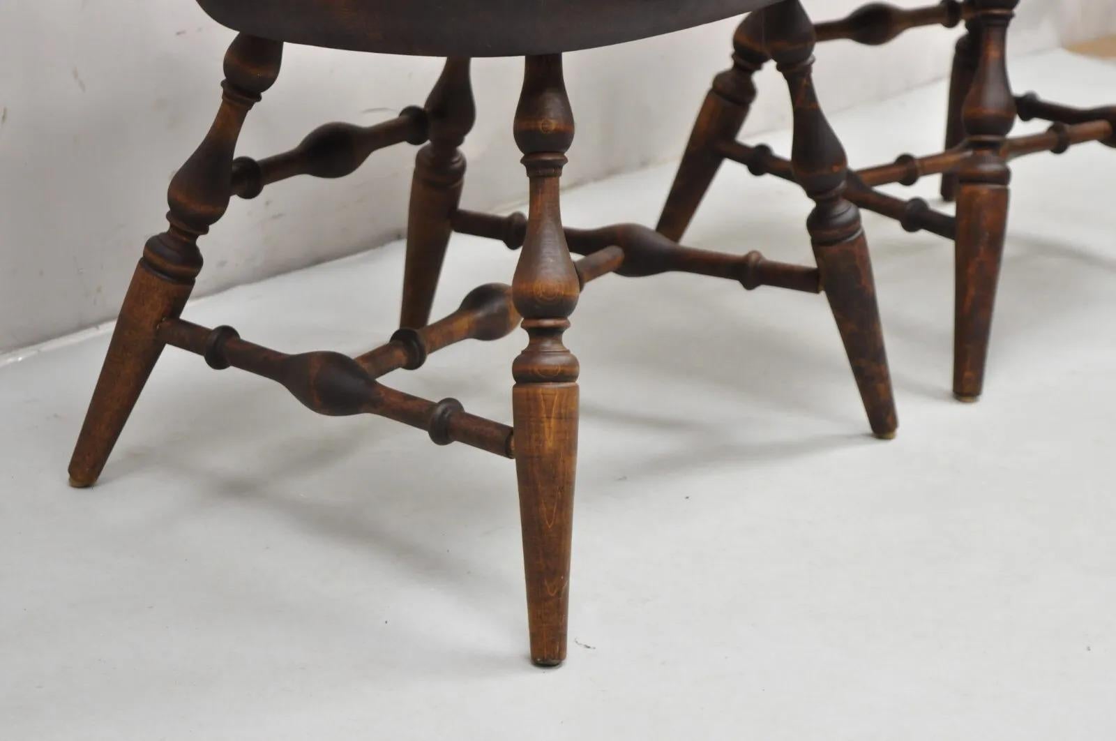 Paire de fauteuils Windsor colonial à dossier arqué en bois d'érable rocheux Nichols & Stone en vente 1