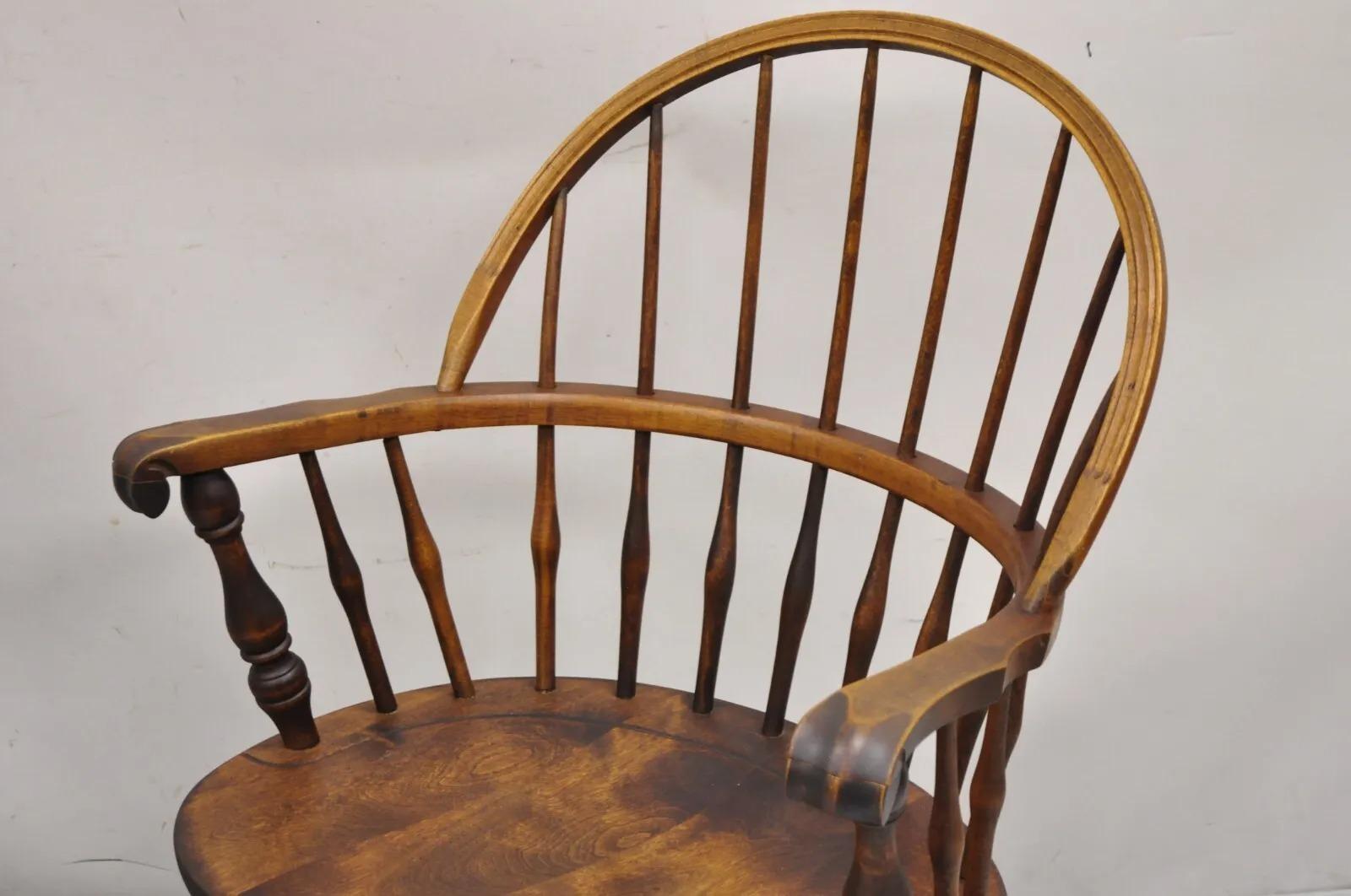 Paire de fauteuils Windsor colonial à dossier arqué en bois d'érable rocheux Nichols & Stone en vente 3