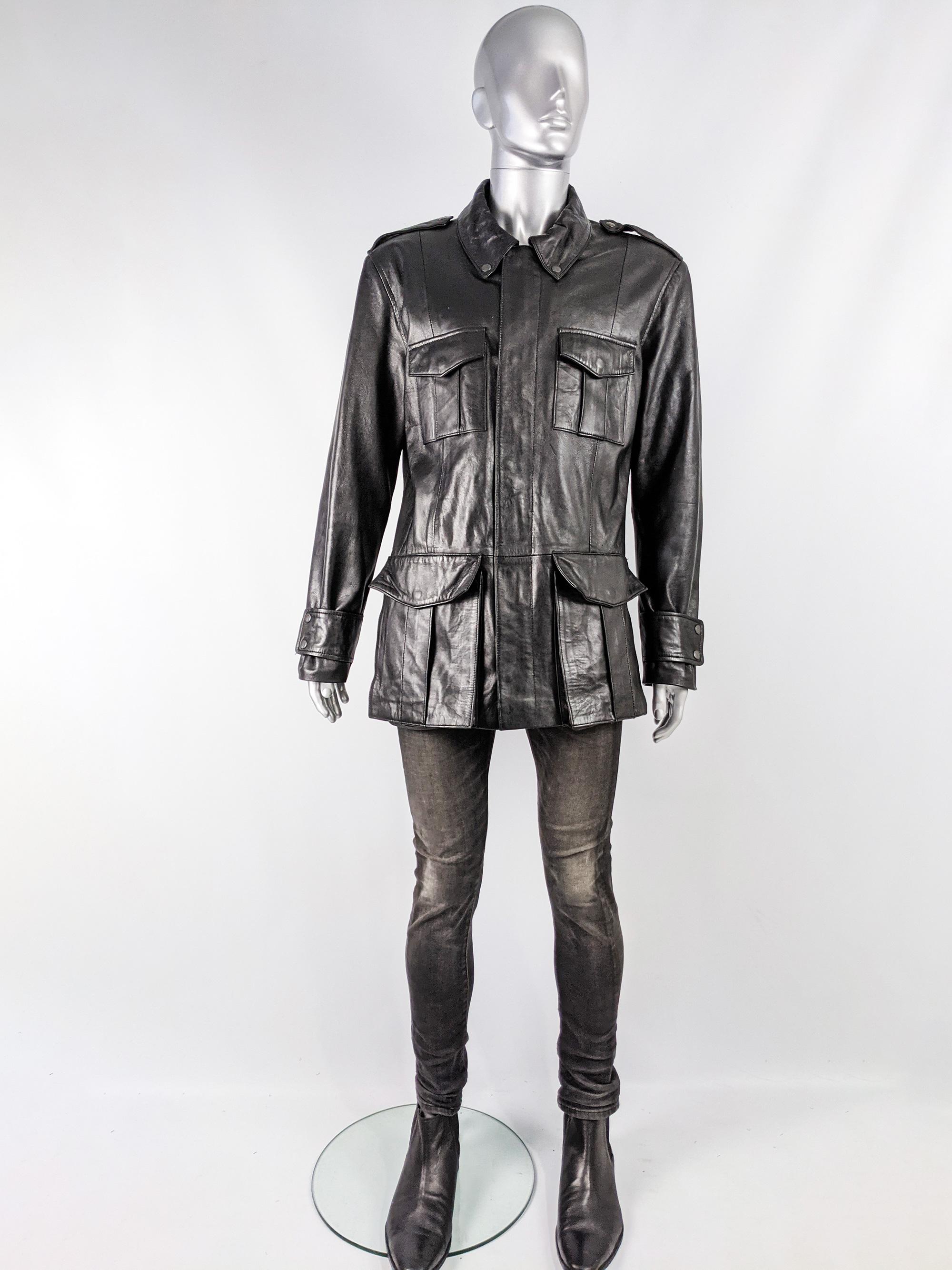 Un manteau vintage élégant et rare pour homme des années 90 par le créateur de mode britannique culte:: Nick Coleman. En cuir noir:: avec une patte de boutonnage à boutons-pression:: quatre poches utilitaires et des épaulettes sur les épaules.