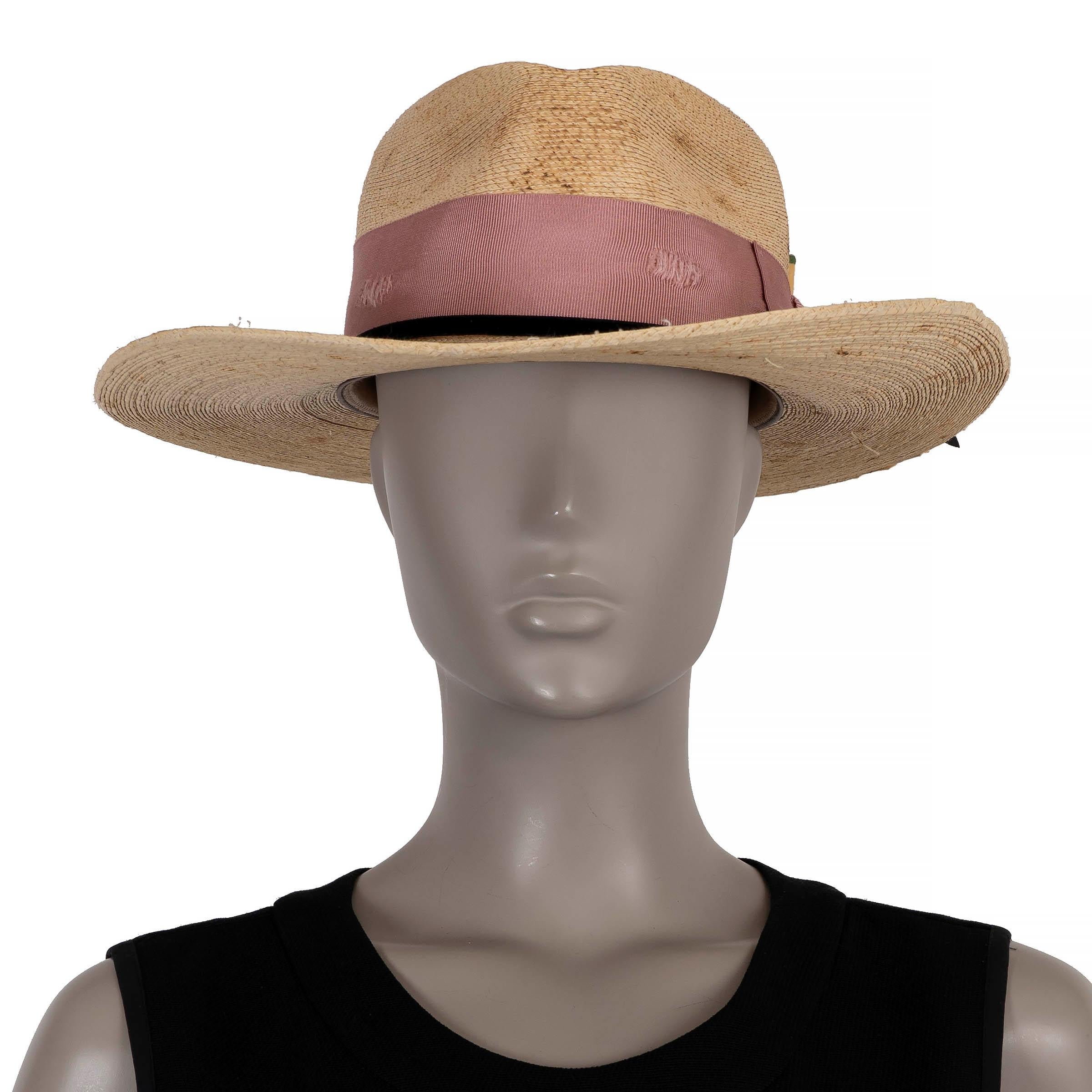 Questo cappello fedora Nick Fouquet Pepe Fanjul, autentico al 100%, è realizzato in paglia naturale (100%) con un effetto patinato applicato a mano. Presenta un'ampia fascia di nastro rosa con un sottile bordo di velluto nero e il caratteristico