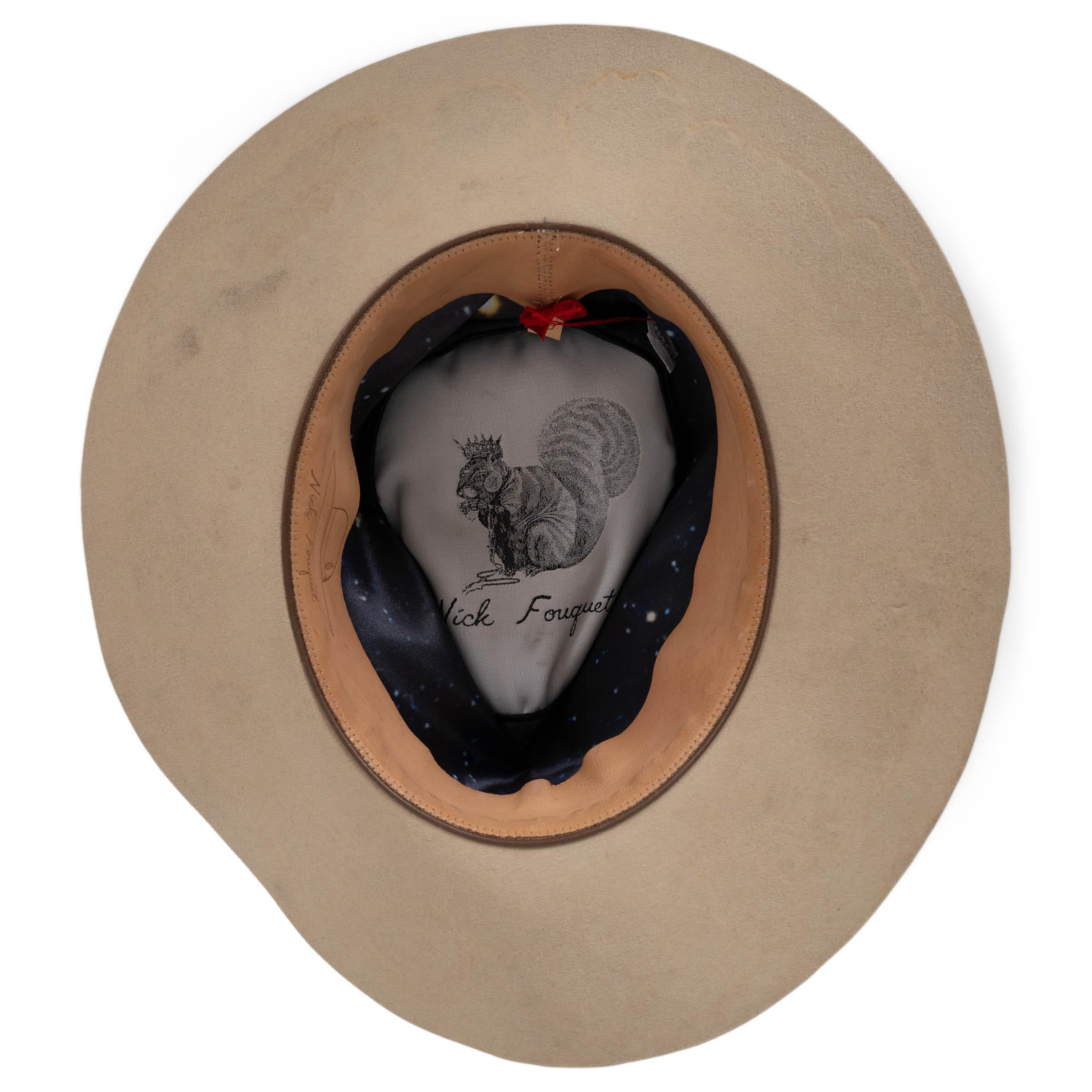 NICK FOUGUET cappello Fedora DISTRESSED in feltro beige pietra 56 in vendita 1