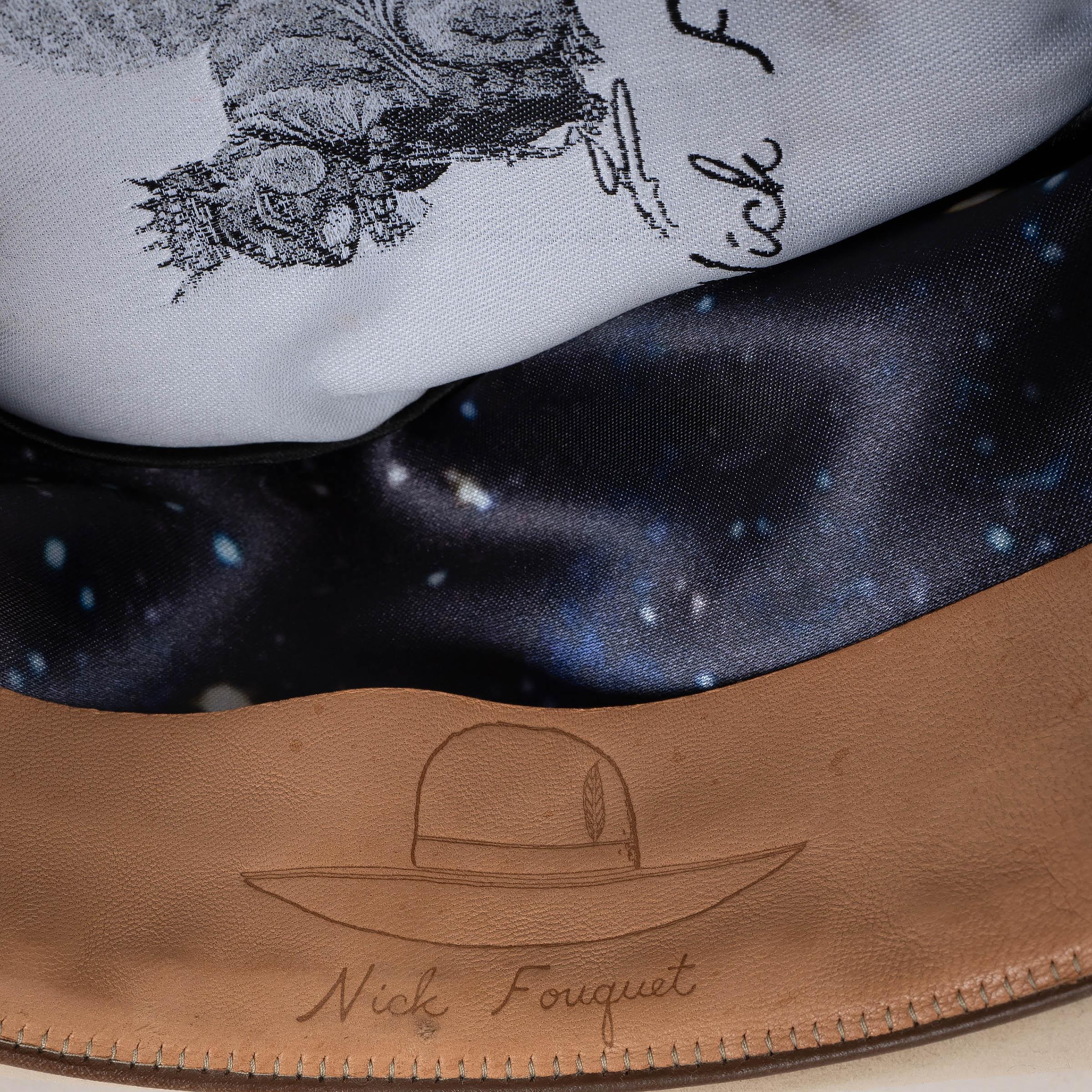 NICK FOUGUET cappello Fedora DISTRESSED in feltro beige pietra 56 in vendita 2