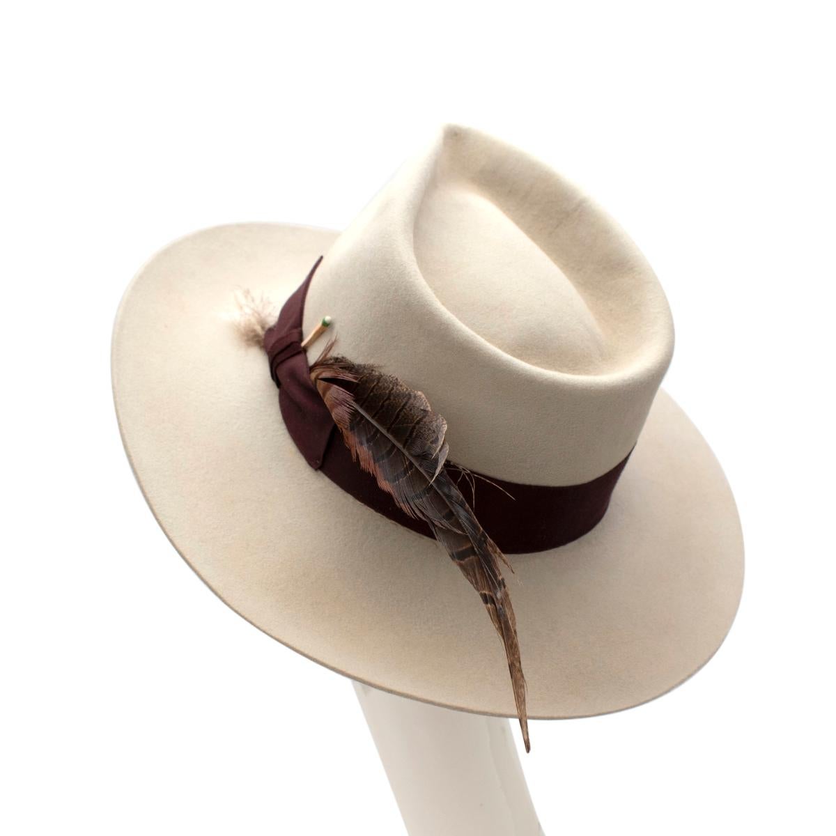Nick Fouquet Stone Grey Felt Feather Detail Matchstick Fedora - 6 3/4, 54 In New Condition For Sale In London, GB