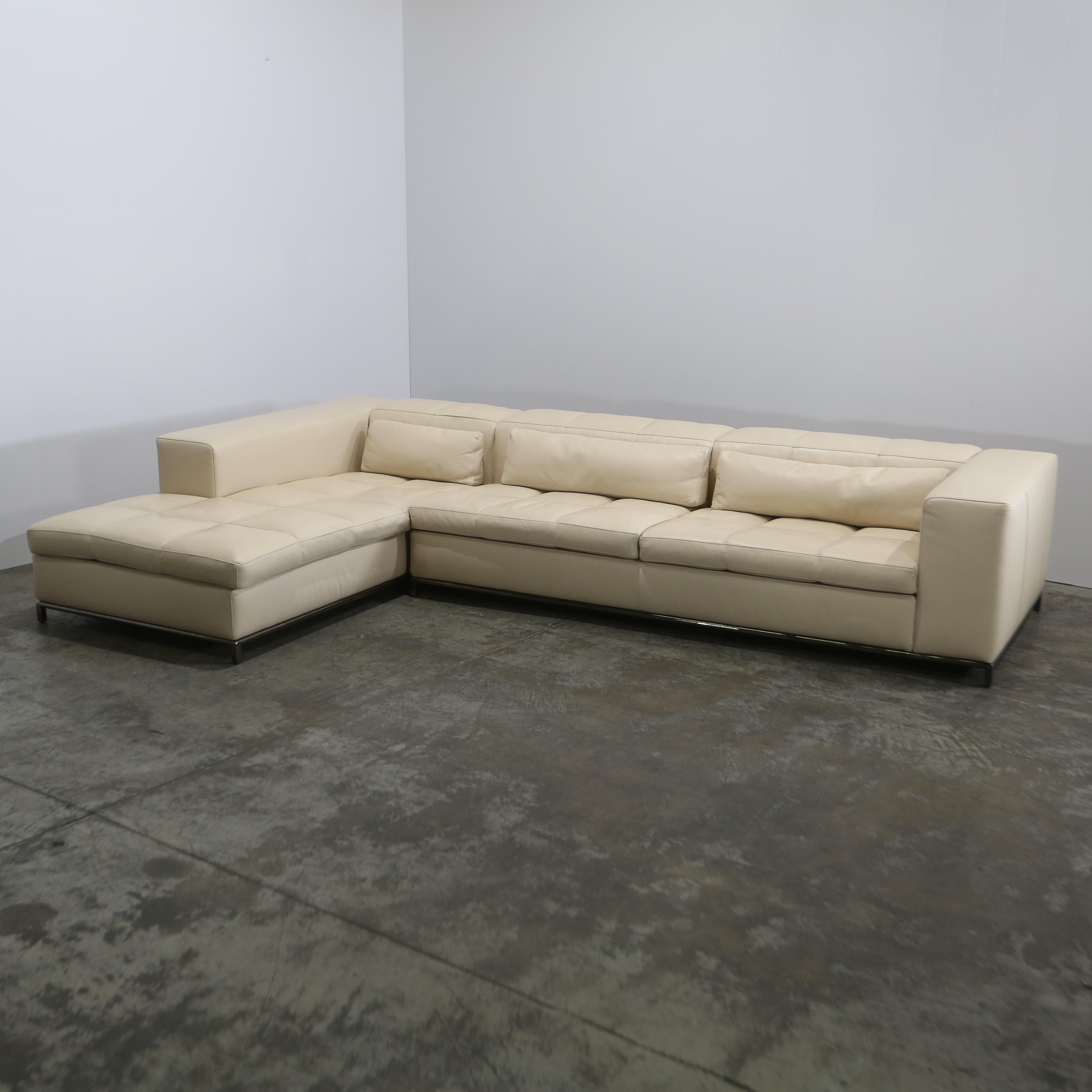 Eleva il tuo spazio abitativo con il lussuoso divano componibile in pelle Nick di Cierre. Realizzato con i migliori materiali, questo divano emana raffinatezza e comfort. Il design elegante è caratterizzato da una struttura robusta, cuscini morbidi