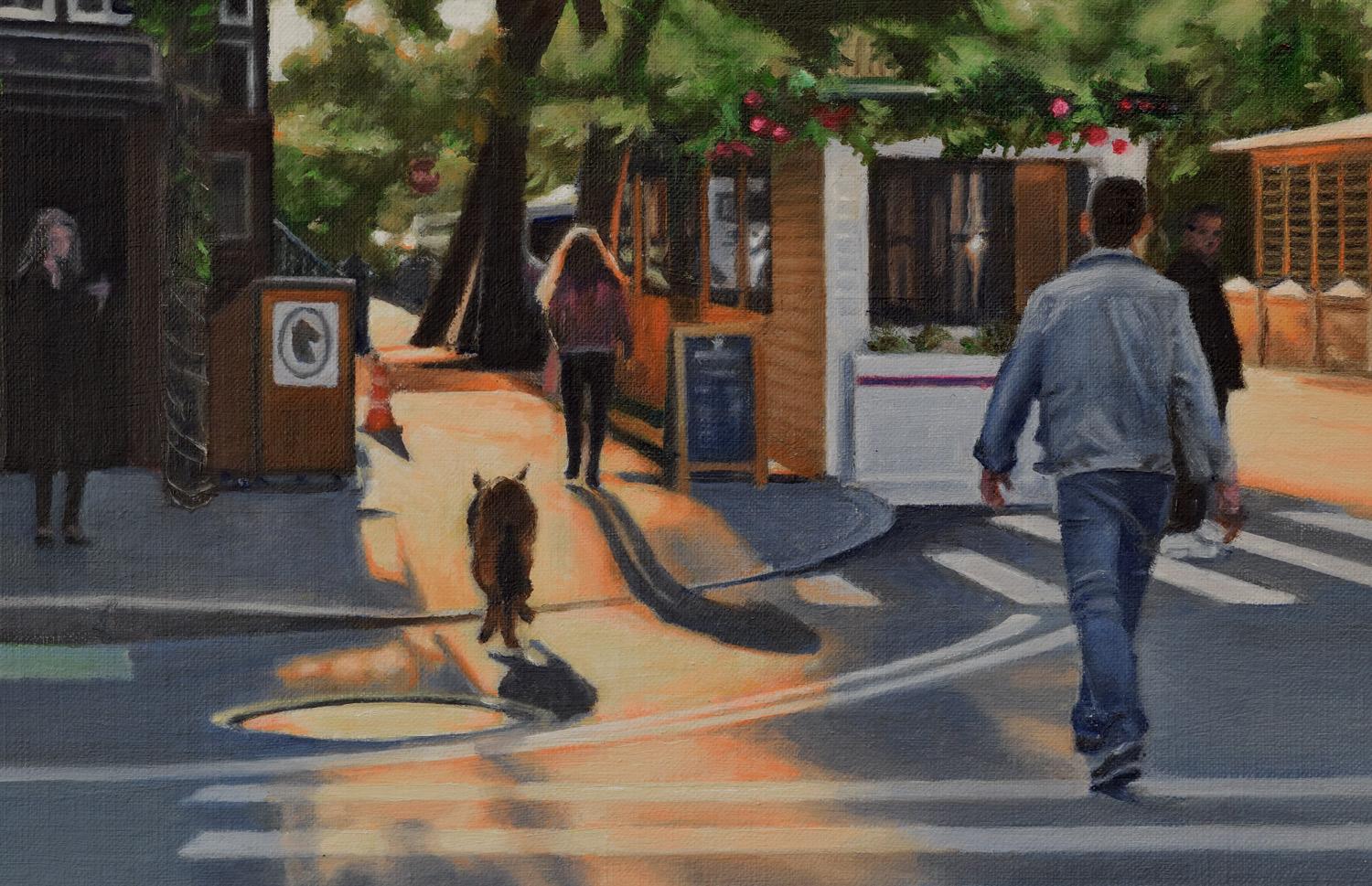 <p>Commentaires de l'artiste<br>La peinture représente une taverne le long de la 11e rue du West Village, à New York, par une fin d'après-midi de septembre. Le soleil baigne les trottoirs et les abris de jardin d'une lueur chaleureuse. Les formes