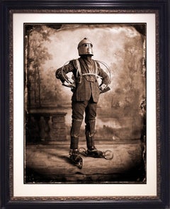 The Perambulator: Surrealer, Vintage-Mann im Vintage-Stil Sepia „Steampunk“ in verschnörkeltem Rahmen