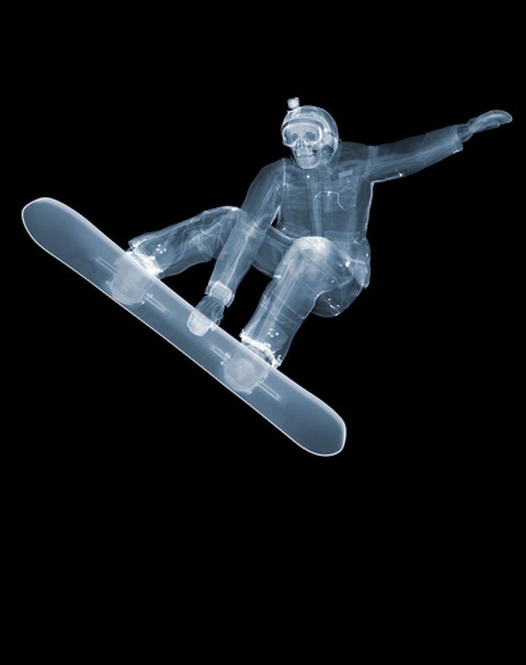 Nick Veasey Black and White Photograph – Snowboarder