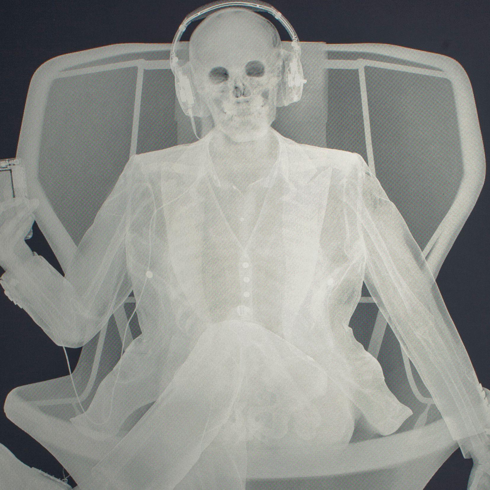 A Silver Silver sérigraphie - Postmoderne Photograph par Nick Veasey